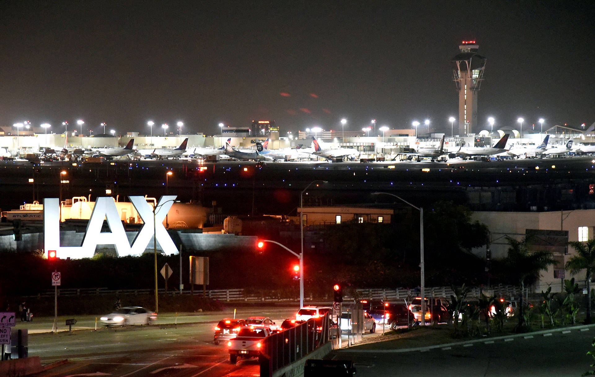 洛杉磯國際機場夜景，飛機和交通在明亮燈光下。