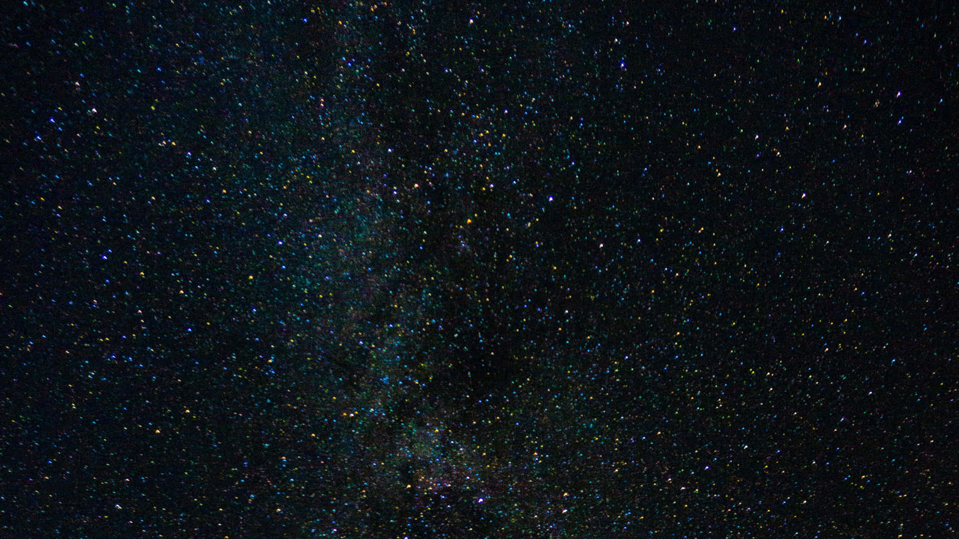 銀河系在夜空中呈現密集星場和宇宙塵埃雲