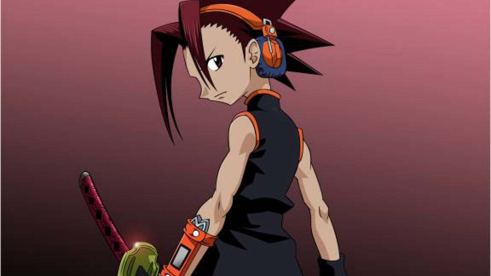 通靈王 Yoh Asakura 紅色背景 壁紙 — 一個堅定的動漫角色，擁有尖刺的紅髮和橙色耳機，在漸變粉紅色背景上握著一把發光的劍。