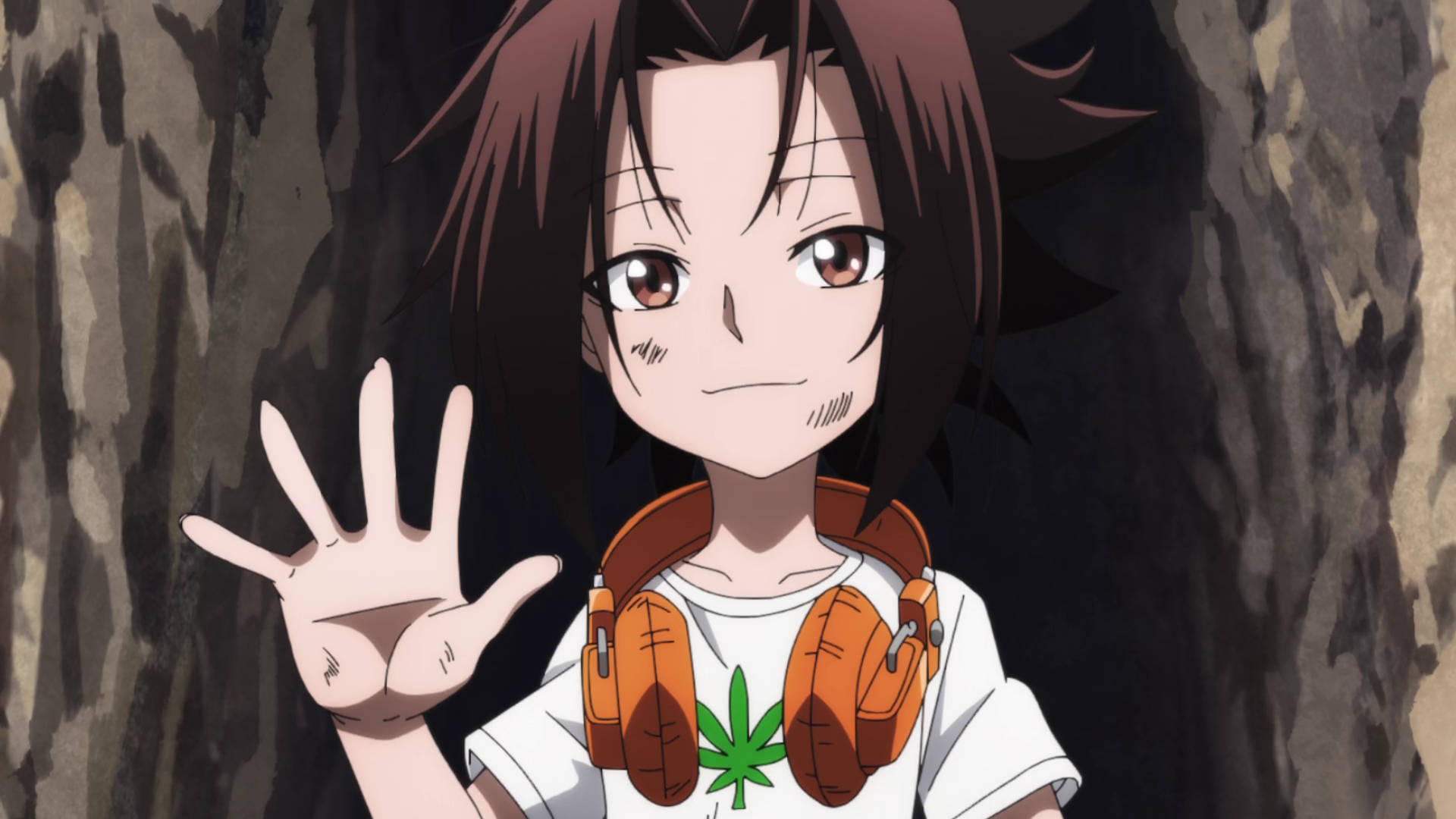 《通靈王》亞庫亞揮手 壁紙 — 一位開朗的動漫女孩，棕色頭髮，戴著耳機，在岩石洞穴內揮手。