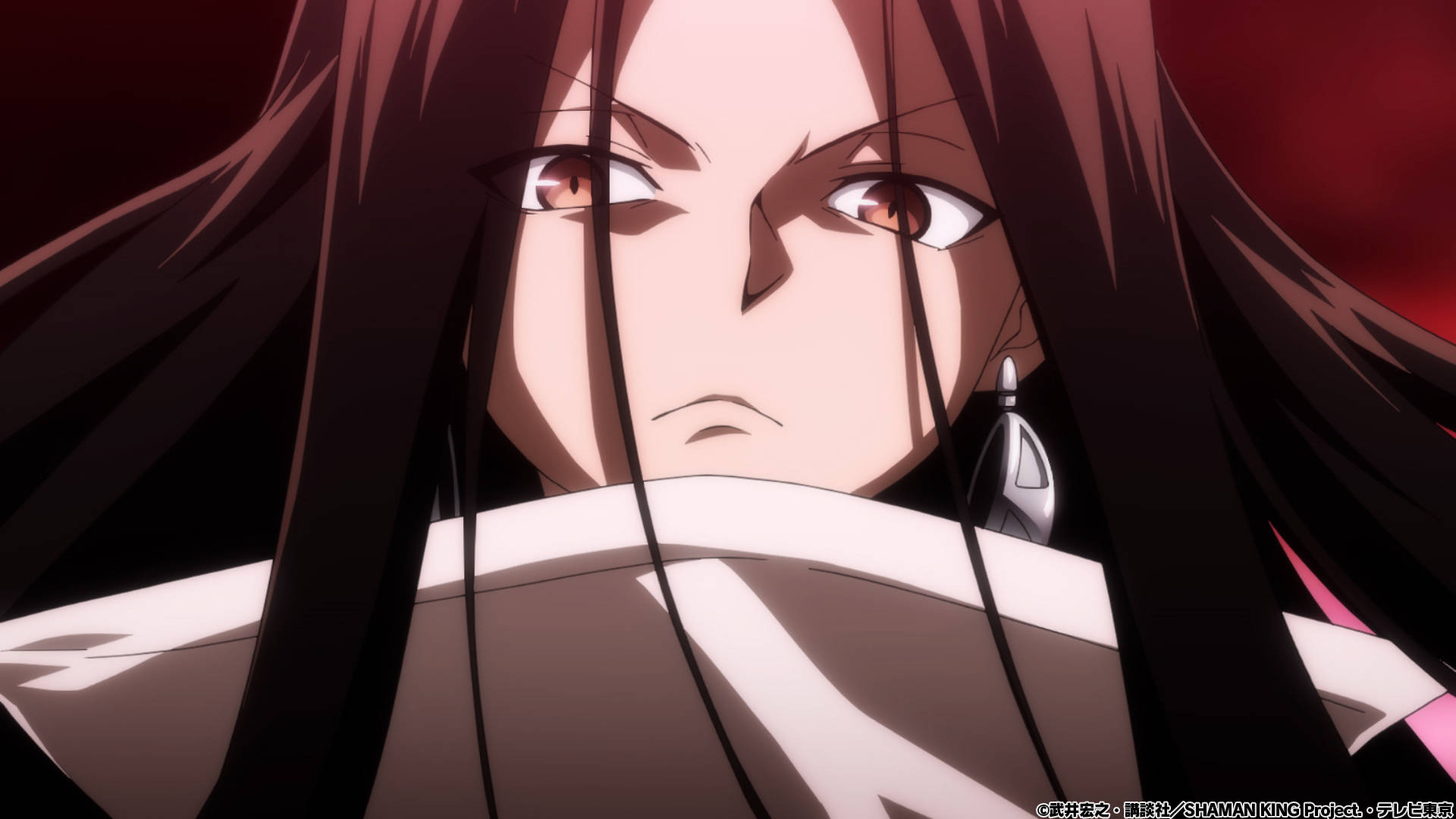 通靈王 霸氣 Hao Asakura 壁紙 — 動漫角色的特寫，長長的黑髮和強烈的琥珀色眼睛，在深紅色背景下兇猛地凝視。