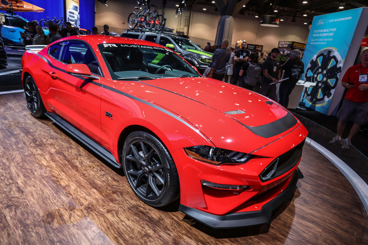 紅色福特野馬GT350R在車展上展出，周圍有群眾。