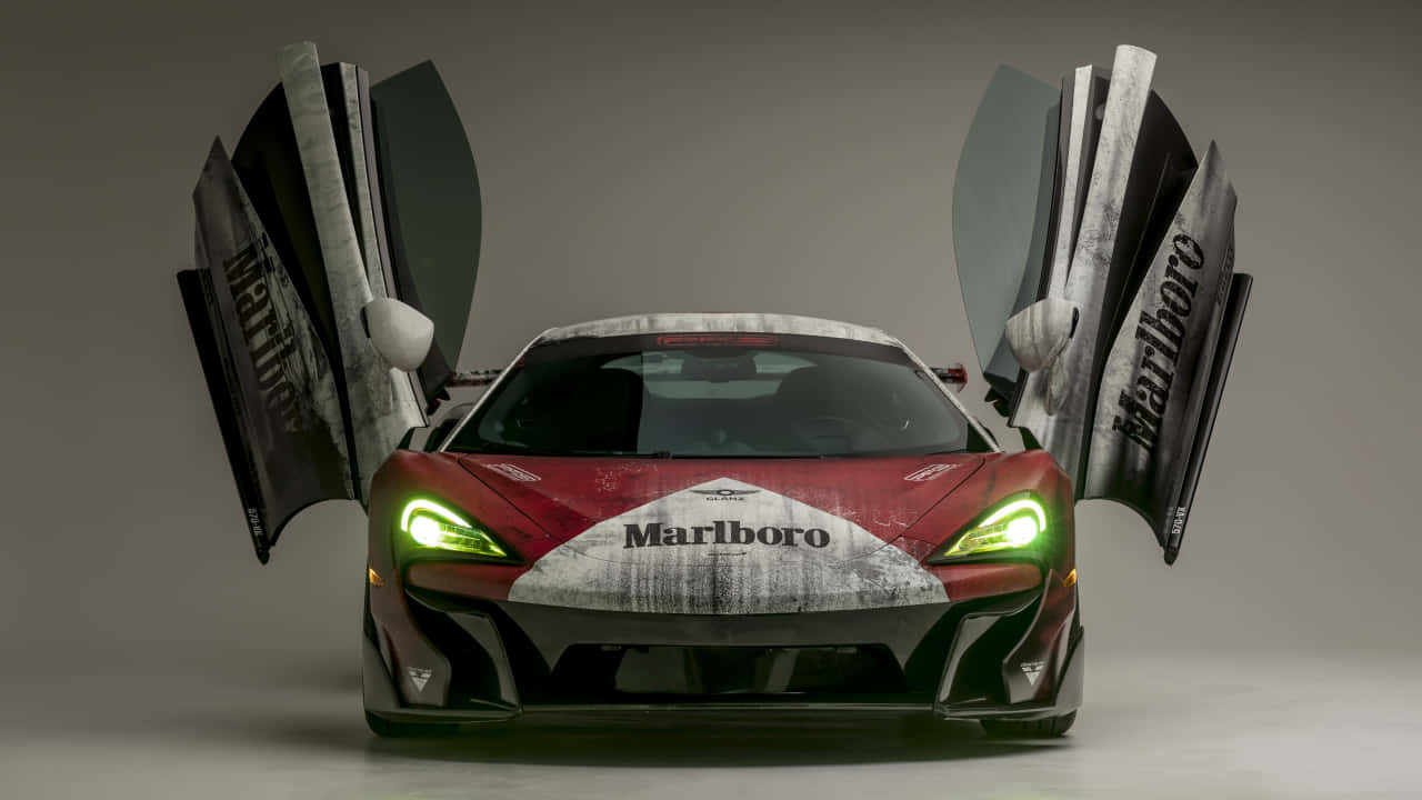 速度之王——麥拉倫720S 壁紙 — 一輛紅白McLaren跑車，蝴蝶門敞開，綠色車頭燈發光，背景為灰色攝影棚。