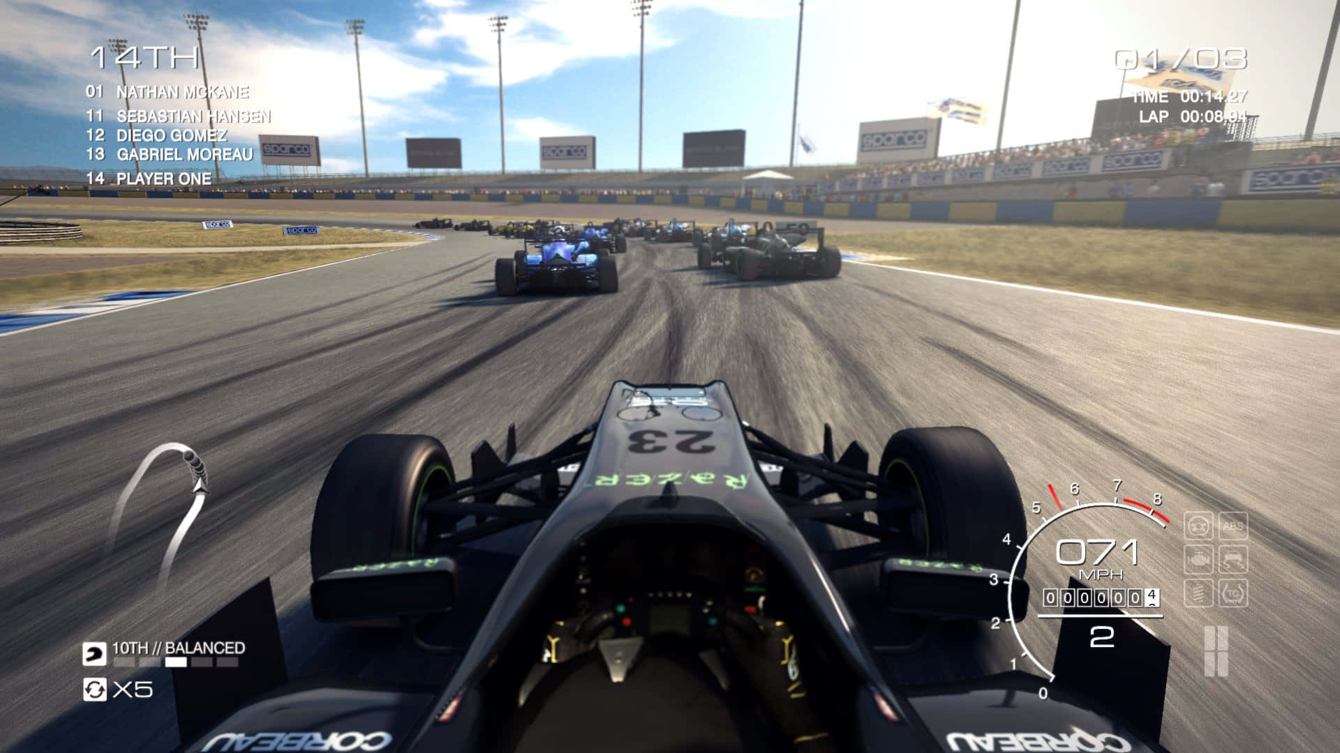 速度至上！1080p Grid Autosport 壁紙 — 從賽車遊戲駕駛艙的第一人稱視角，一輛黑色賽車在陽光明媚的賽道上疾馳，前方有競爭對手。