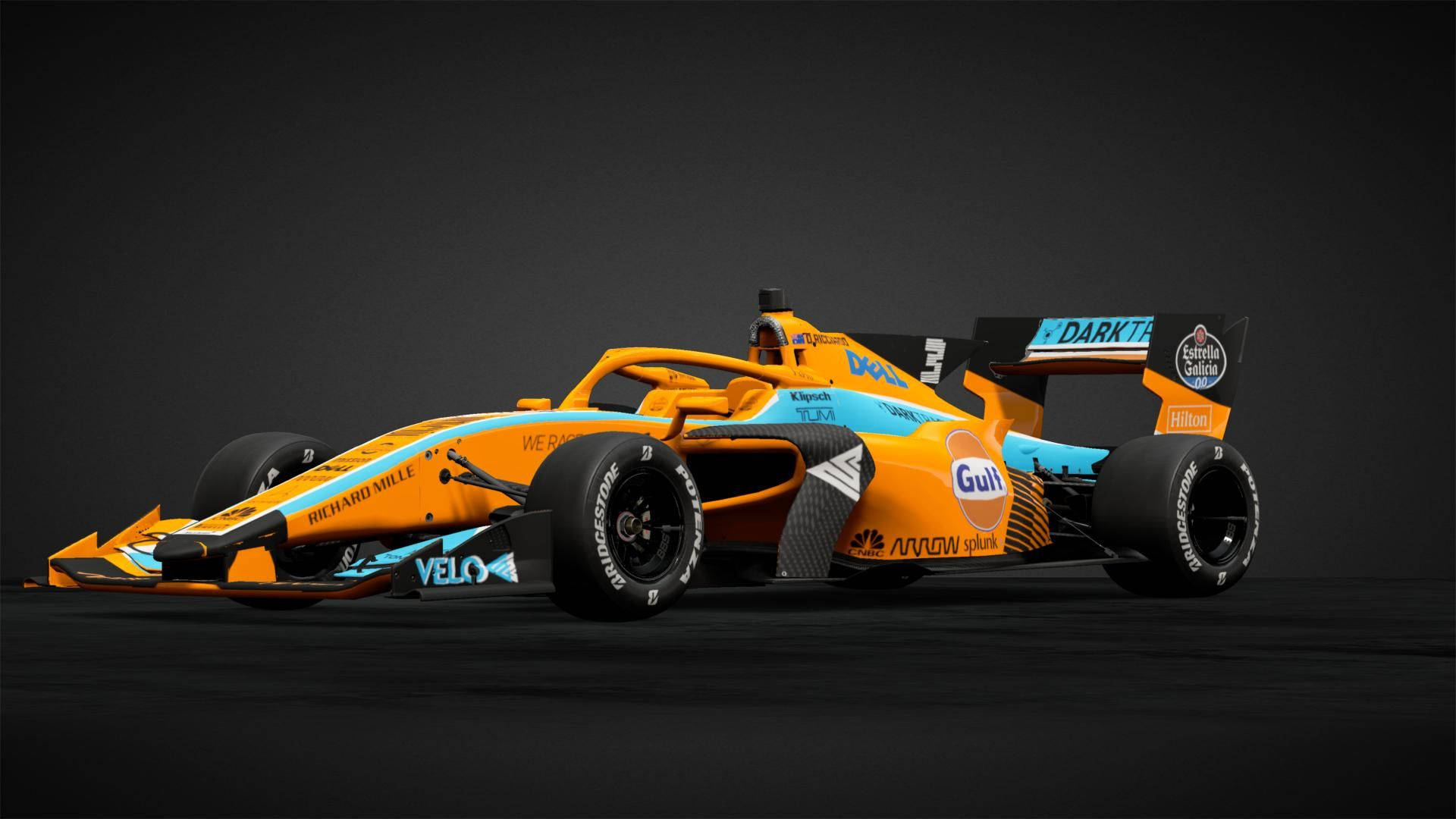 速度與動感：F1明星丹尼爾·里卡多 壁紙 — 一架時尚的橙色和藍色一級方程式賽車，帶有贊助商標誌，在深色工作室背景下展示。
