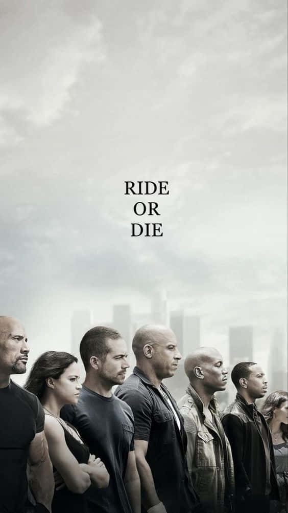 一群嚴肅的電影角色站在城市景觀中，帶有「RIDE OR DIE」文字。