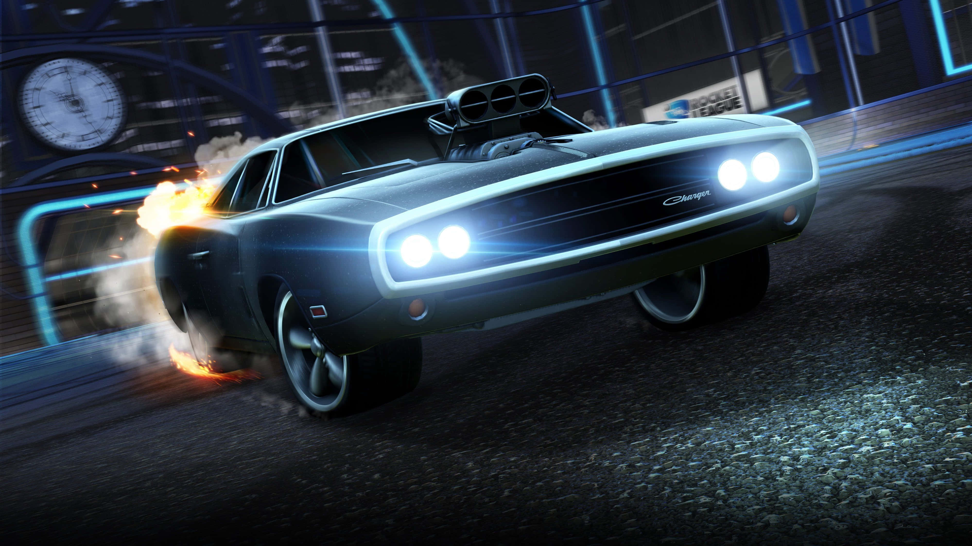 速度與激情 Rocket League 4K 壁紙 — 一輛黑色肌肉車，車頭燈閃爍，排氣管噴出火焰，在夜間霓虹燈照亮的城市賽道上飛馳。