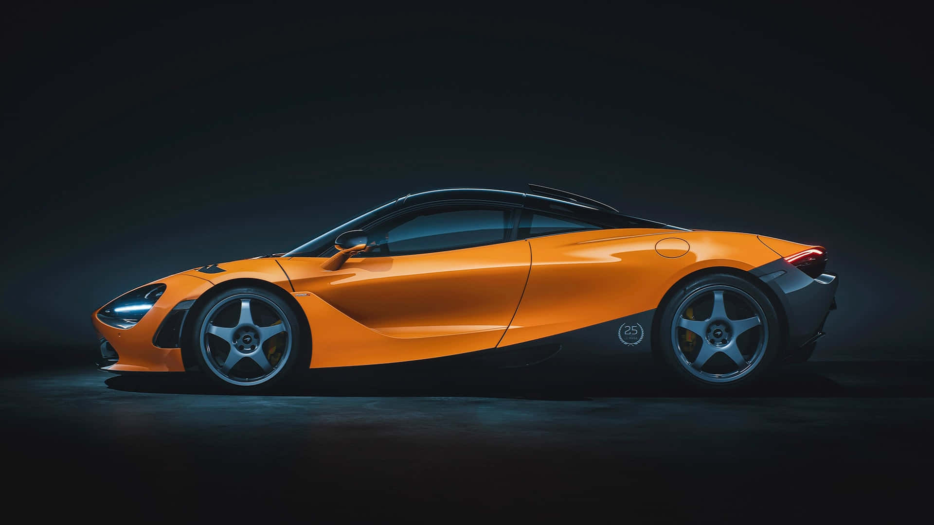 橙色McLaren 720S跑車在工作室中，帶有戲劇性燈光。