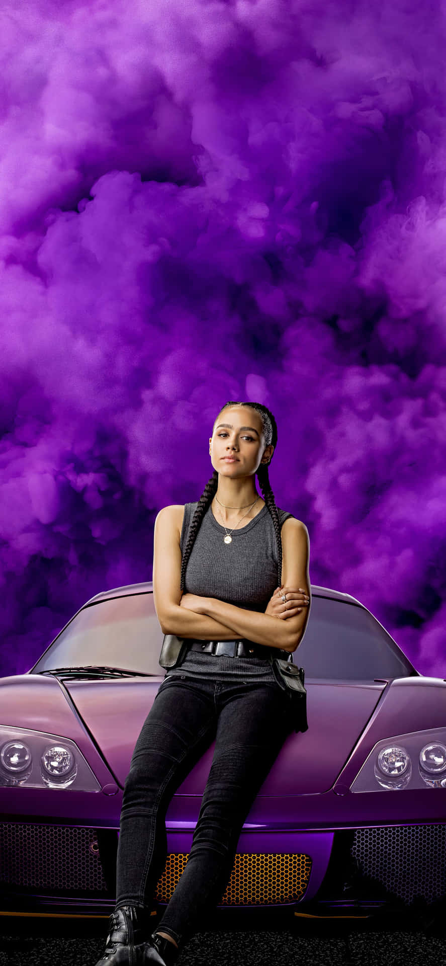 一位身穿深色衣服的女性自信地倚靠在一輛紫色跑車上，身後煙霧繚繞。