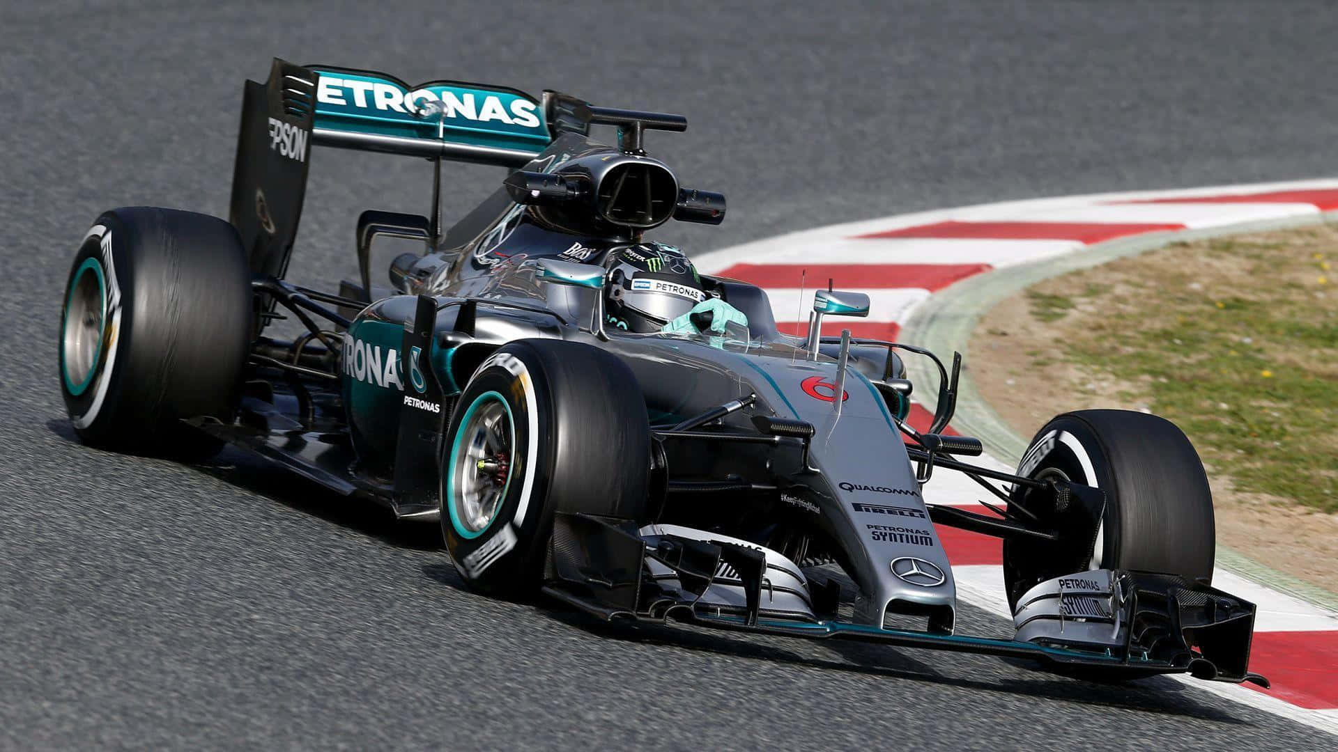 速度與腎上腺素——F1 2016 壁紙 — 一架流線型的銀色和藍綠色平治一級方程式賽車在賽道上高速駛過一個急彎，賽道有紅色和白色的路緣石。