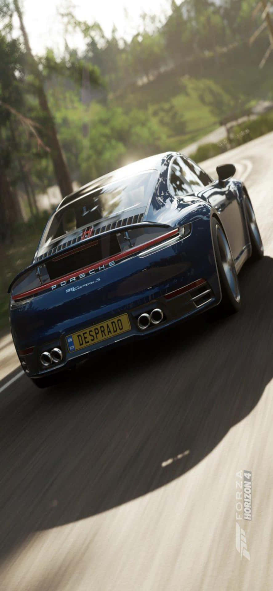 藍色保時捷911 Turbo S在《極限競速：地平線4》的林間道路上疾馳。
