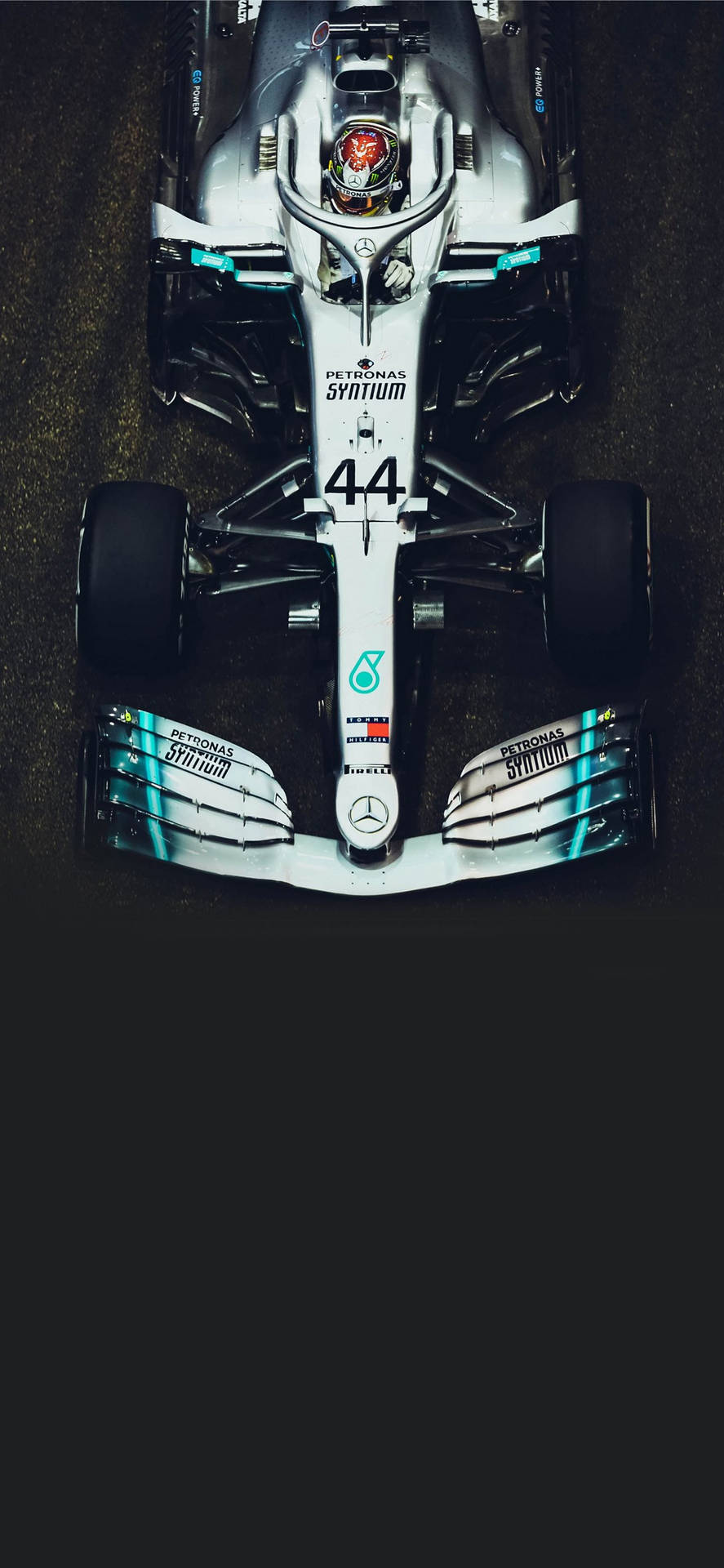 從上方俯瞰賽道上的 Formula 1 賽車。