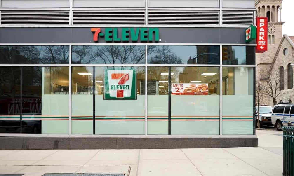7-Eleven便利店，玻璃窗，背景是歷史悠久的教堂。