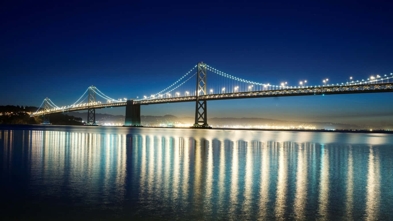 夜間在平靜水面上反射的照明吊橋。