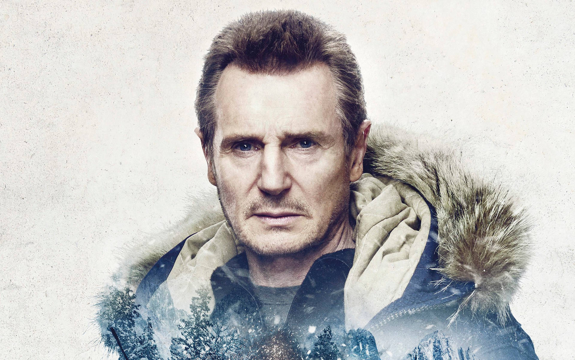 一個穿著冬季外套的男人，雪地森林的影像疊加在他的軀幹上。
