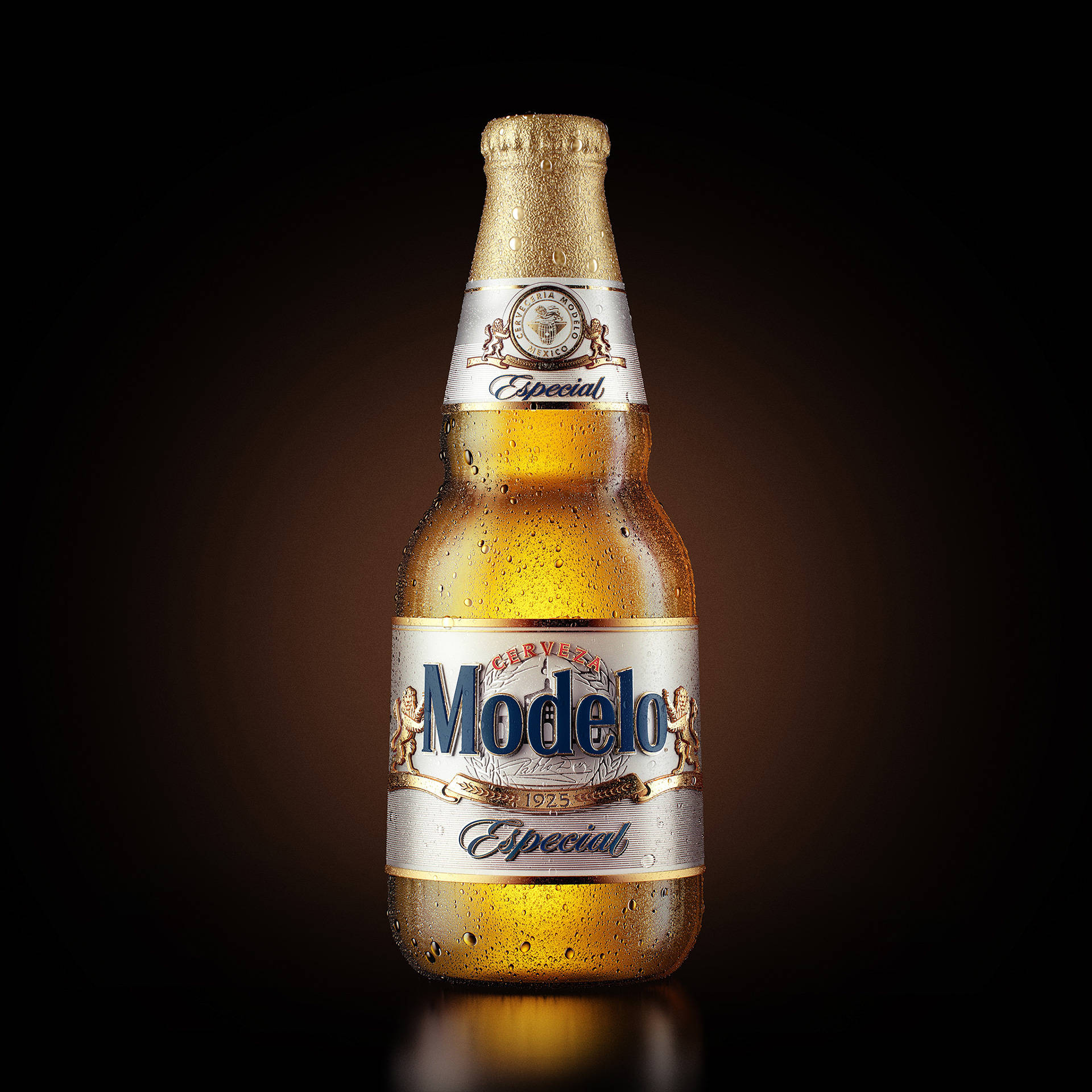 深色背景上帶冷凝水珠的冰凍Modelo啤酒瓶