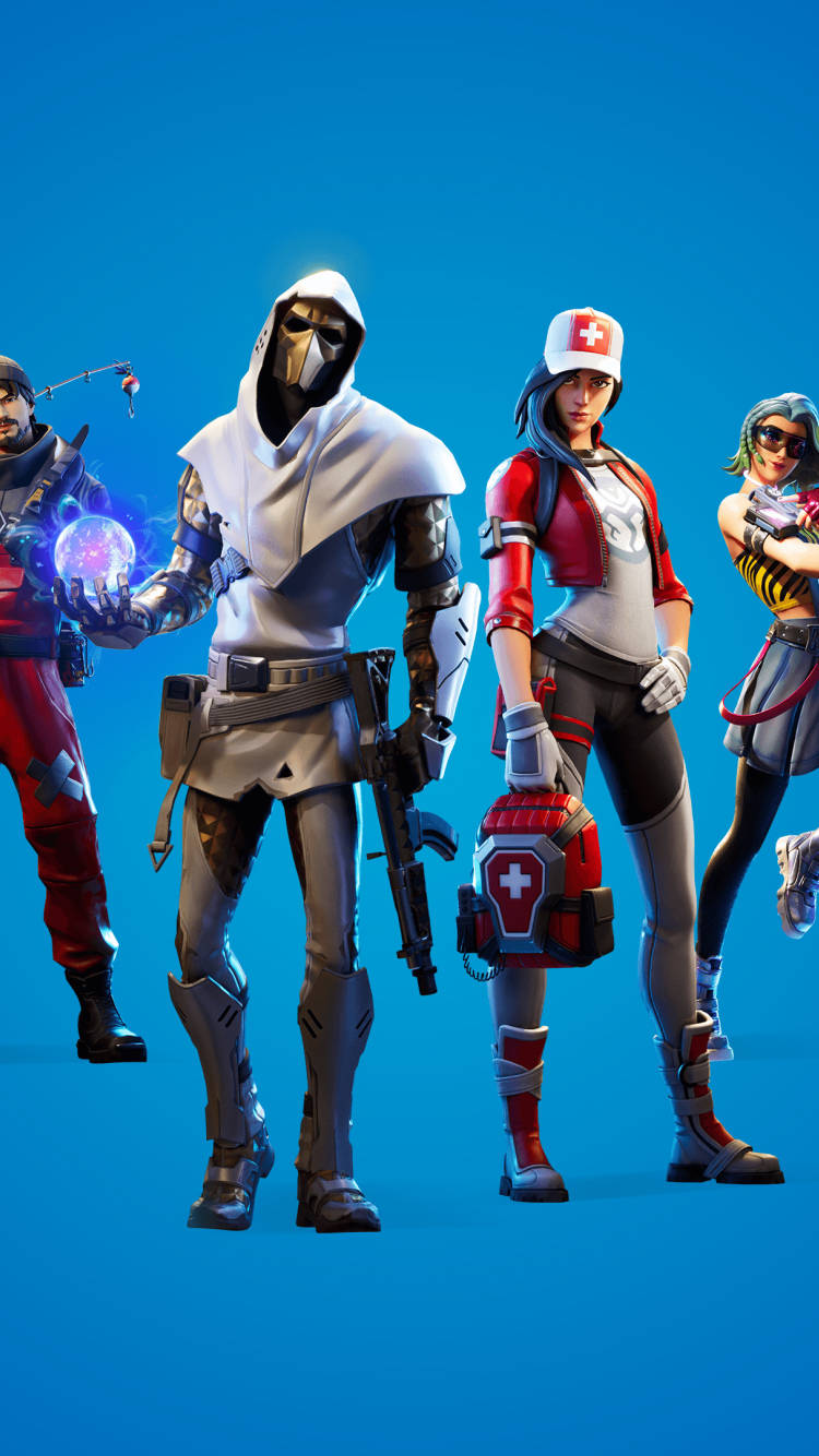 四個《Fortnite》遊戲角色穿著色彩繽紛的服裝，手持武器和工具。