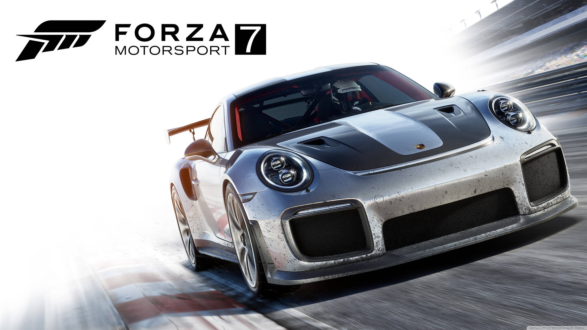 Forza Motorsport 7遊戲中在賽道上飛馳的銀色保時捷賽車。