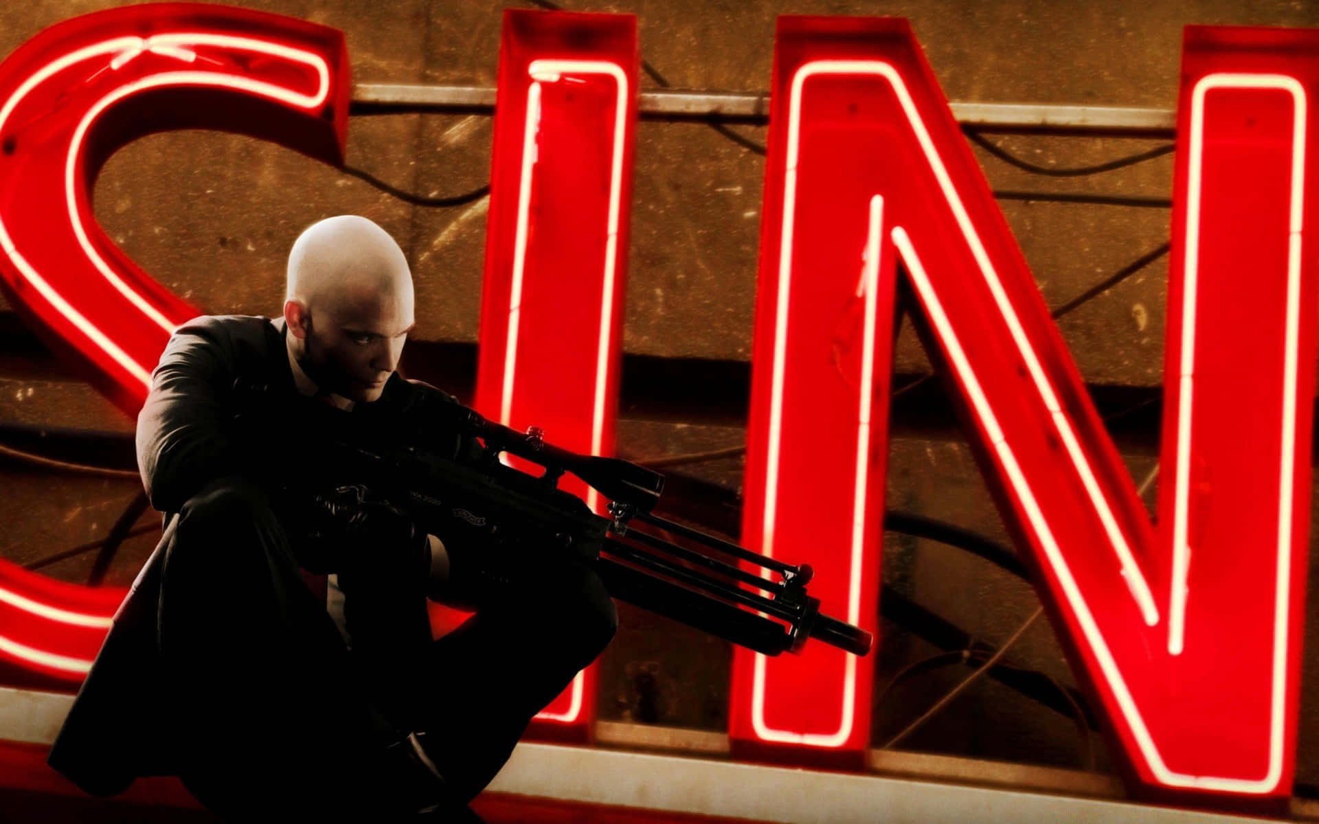 進入《Hitman 2》的世界！ 壁紙 — 一個光頭黑衣男子蹲著，手持步槍，對著夜間發光的紅色霓虹燈牌，上面拼寫著SIN。
