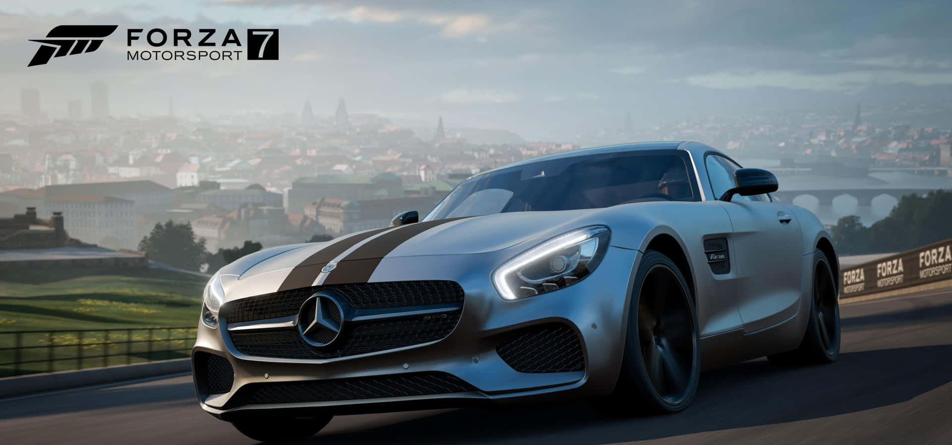 Forza Motorsport 7 中城市道路上的銀色 Mercedes-AMG GT S 賽車。