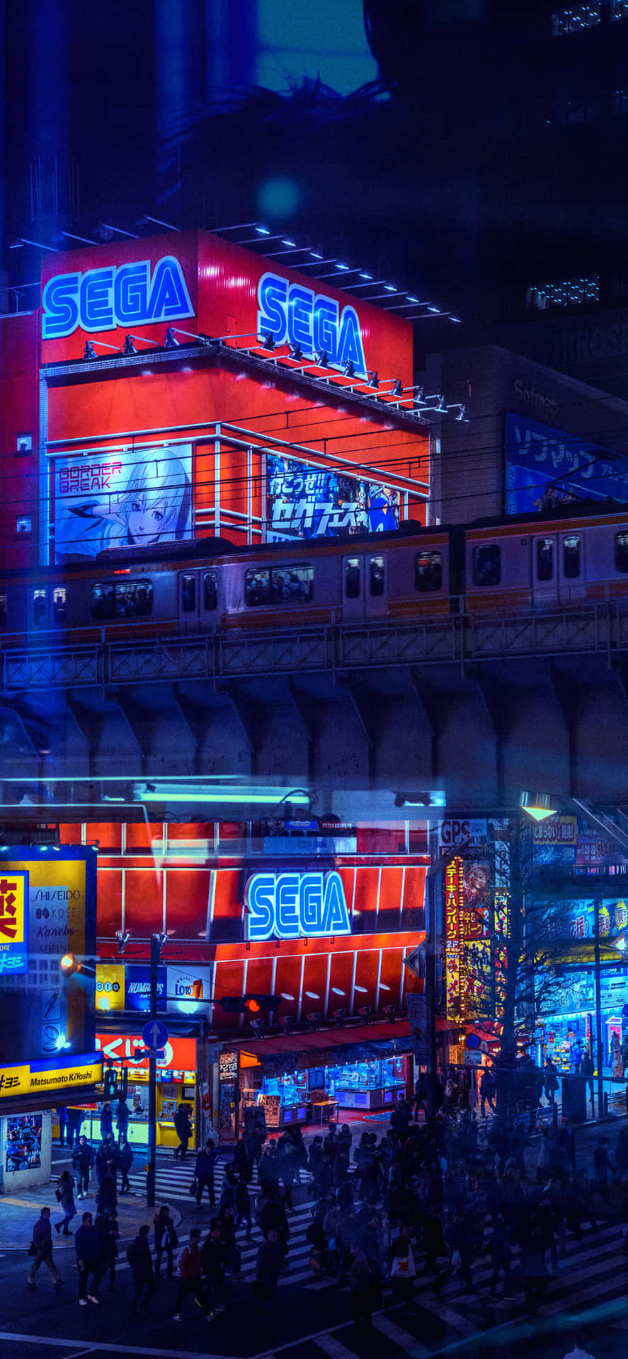 夜晚的東京街道，發光的SEGA招牌和經過的火車。