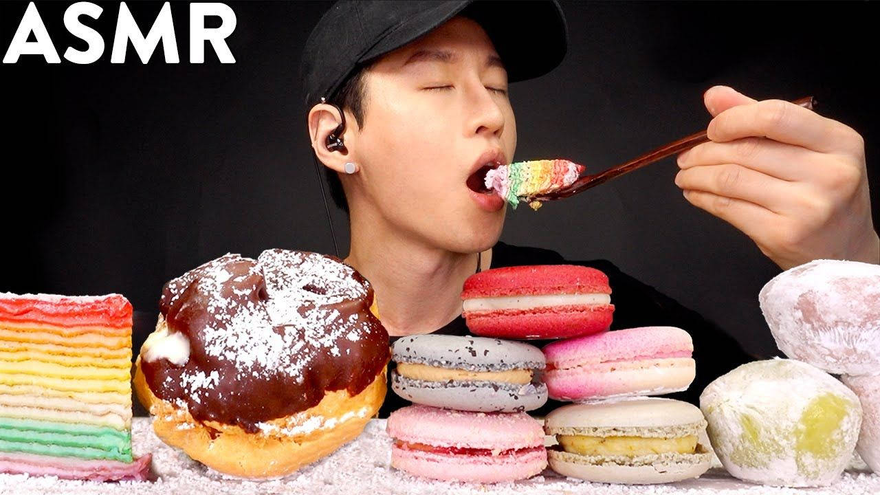 人閉上眼睛享受色彩繽紛的甜品以進行ASMR。