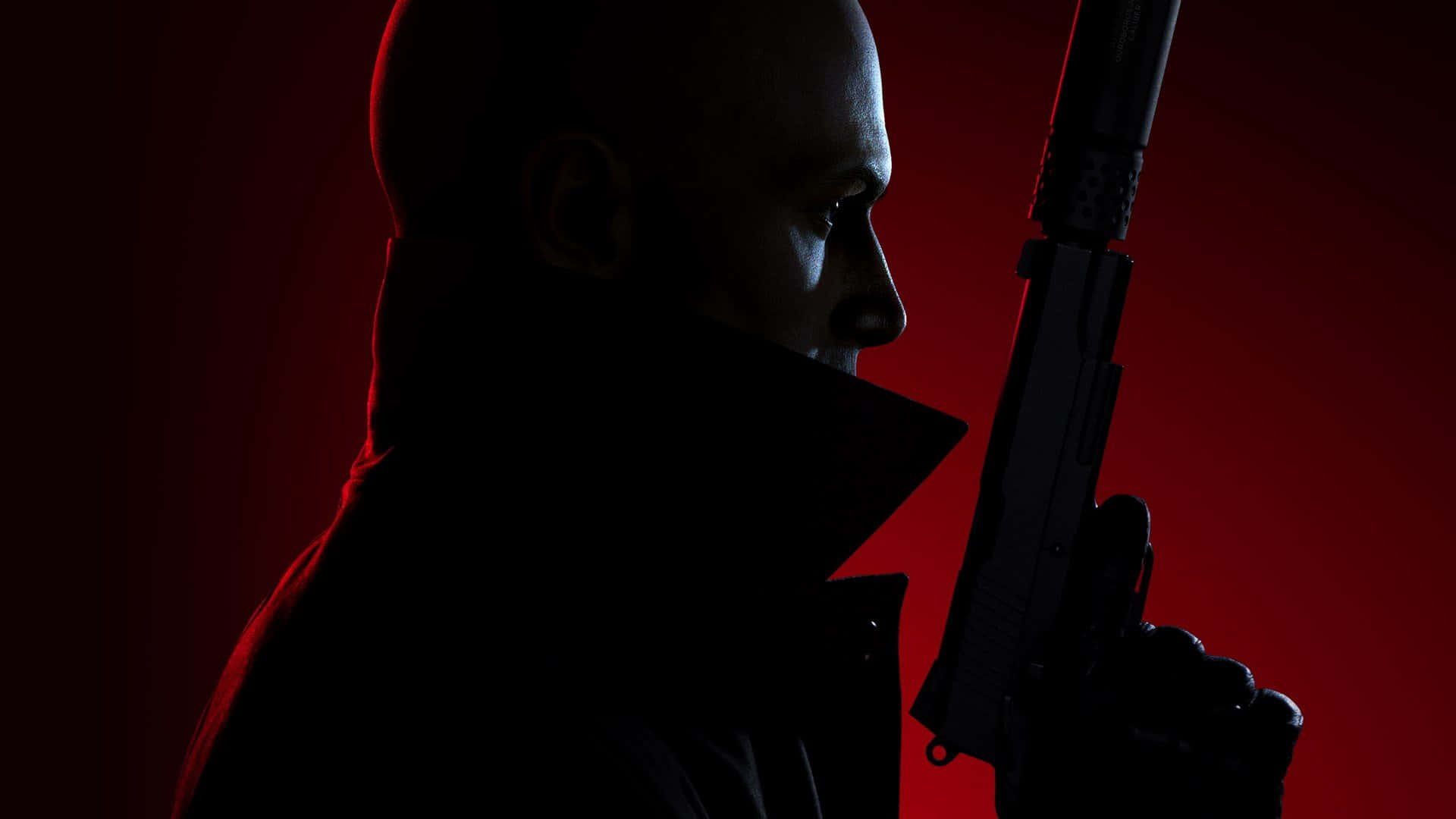 「進入暗殺世界，體驗《Hitman 2》」 壁紙 — 一個光頭男子身穿深色外套，在發光的紅色背景下手持手槍，形成戲劇性的剪影。