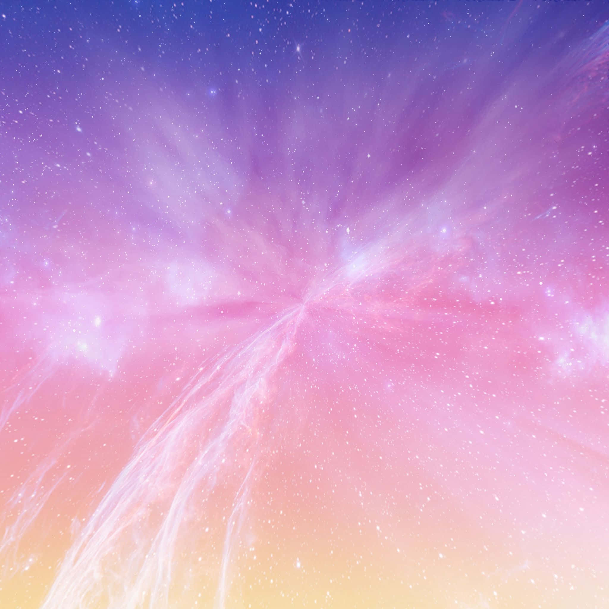進入美麗 Pastel 世界，探索可愛星系 壁紙 — 一個宇宙星雲在夢幻般的太空背景下散發出柔和的粉紅色、紫色和金色色調，並有閃爍的星星。