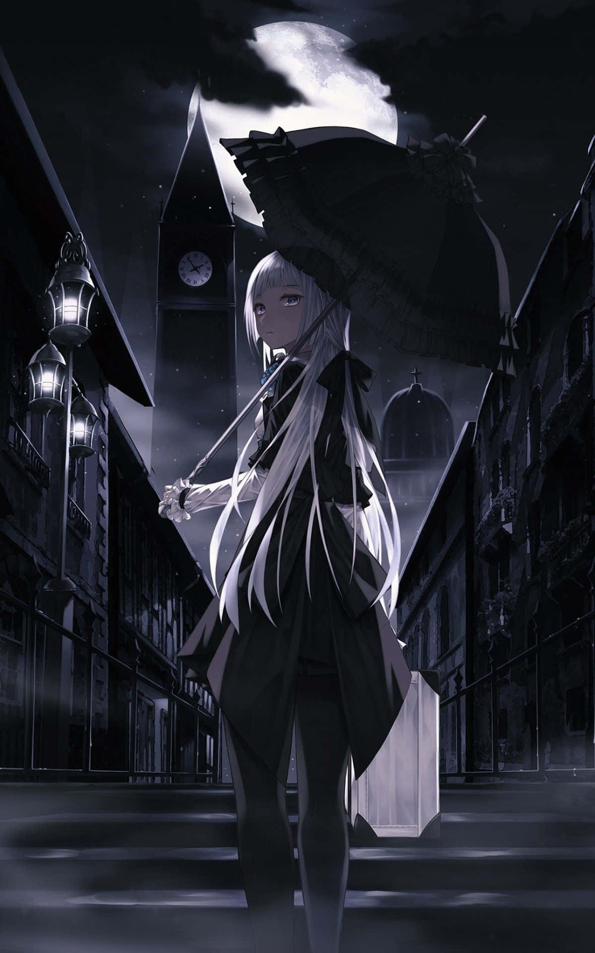 白髮動漫女孩在滿月下的哥德式城市街道上撐著黑傘。
