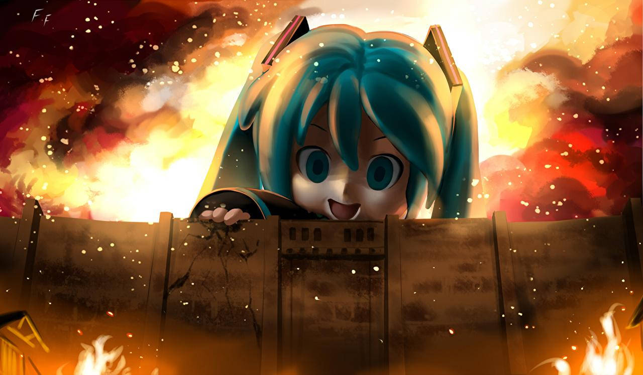《進擊的巨人》初音未來火 Anime 壁紙 — 一個開心的藍髮動漫女孩在火紅的日落天空下從木柵欄上探出頭來。