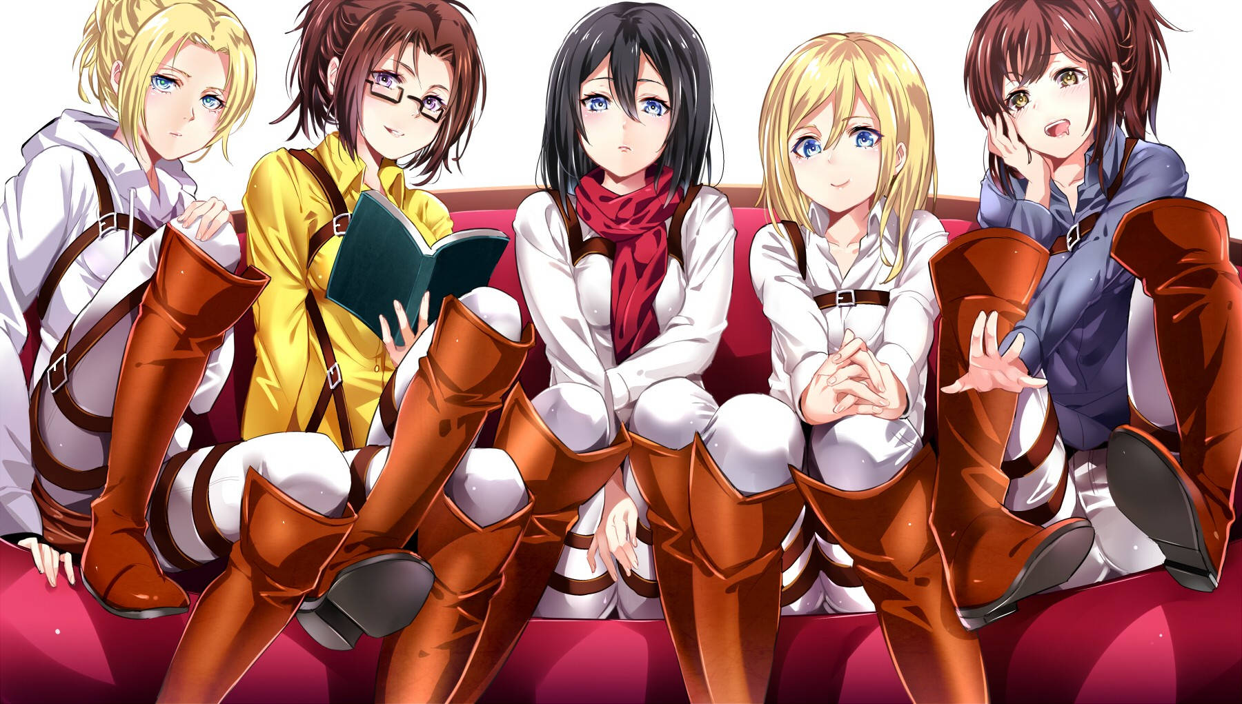 五個穿著制服嘅動漫女仔一齊坐喺紅色梳化上。