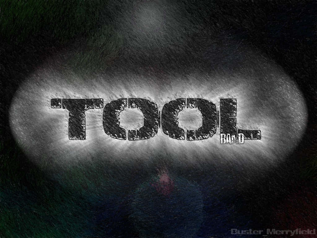 「TOOL」呢個詞以紋理字體喺黑暗煙霧背景嘅聚光燈照射下。