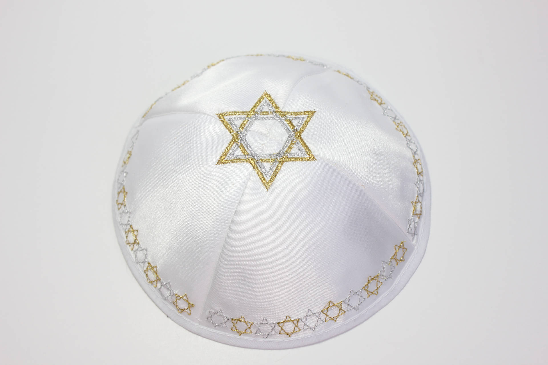 白色緞面基帕，帶有金銀大衛之星刺繡。