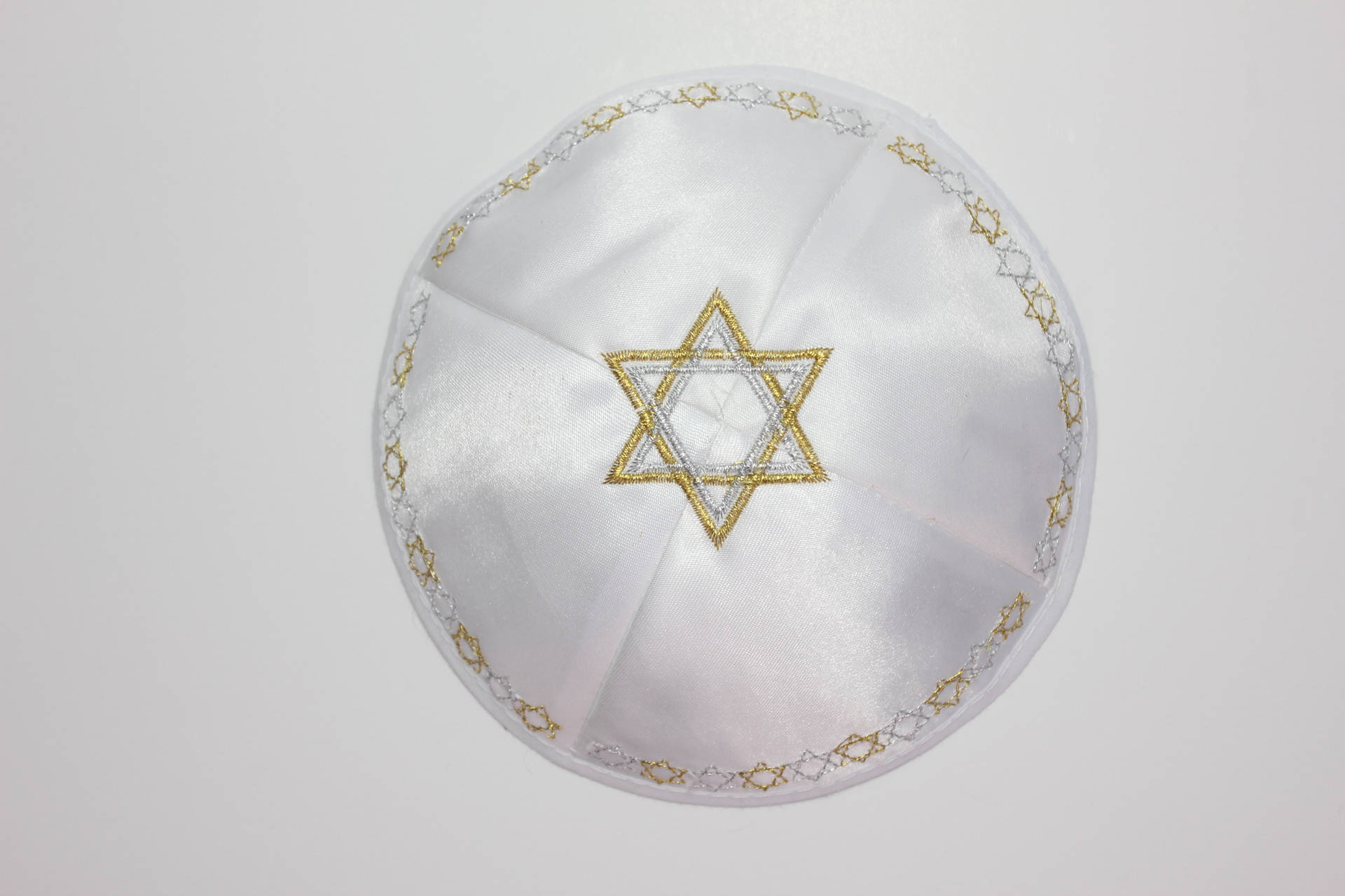 白色緞面基帕，金銀刺繡大衛之星和邊框。