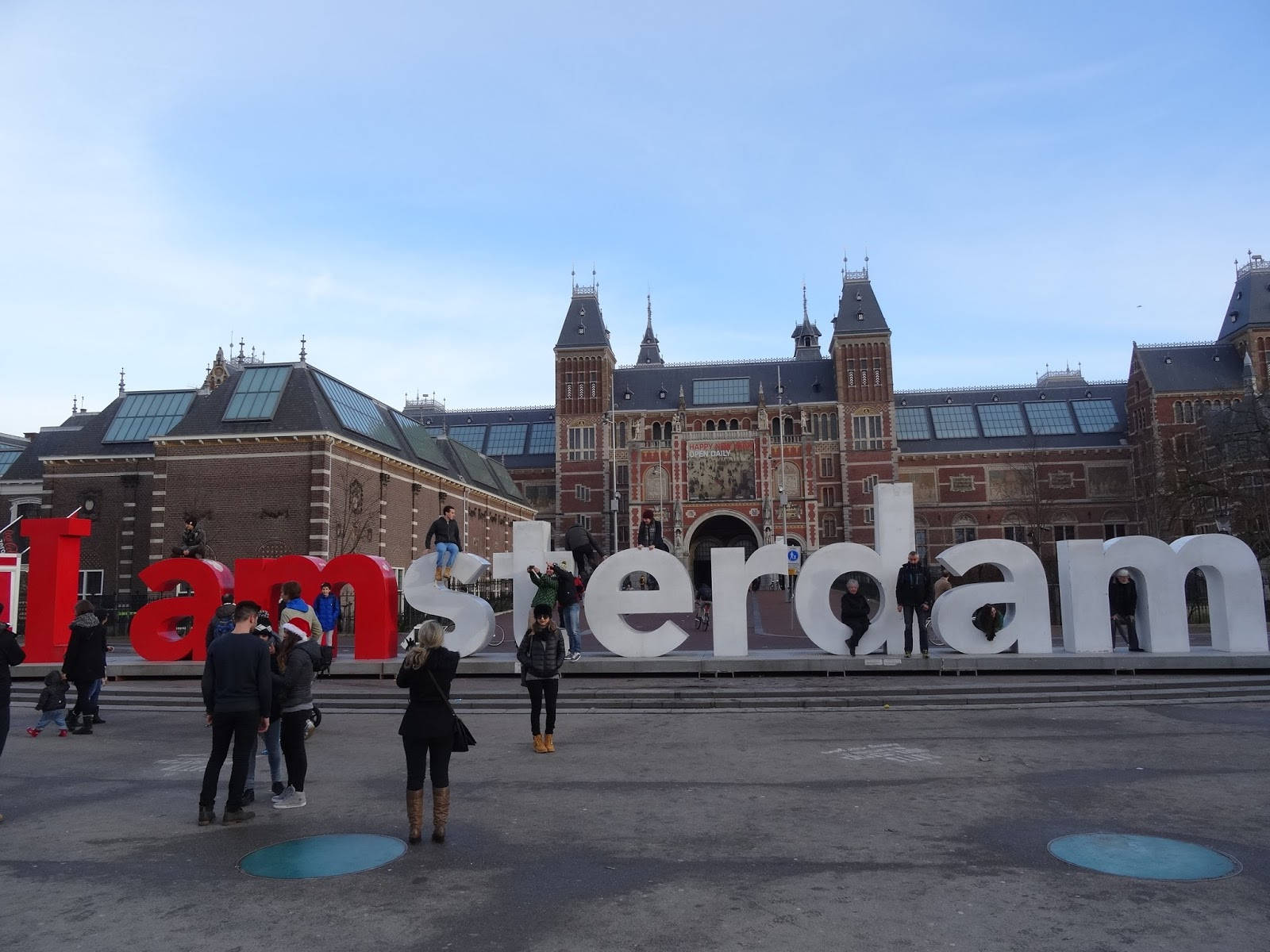 人們在阿姆斯特丹國立博物館附近與大型 I amsterdam 字母合影。