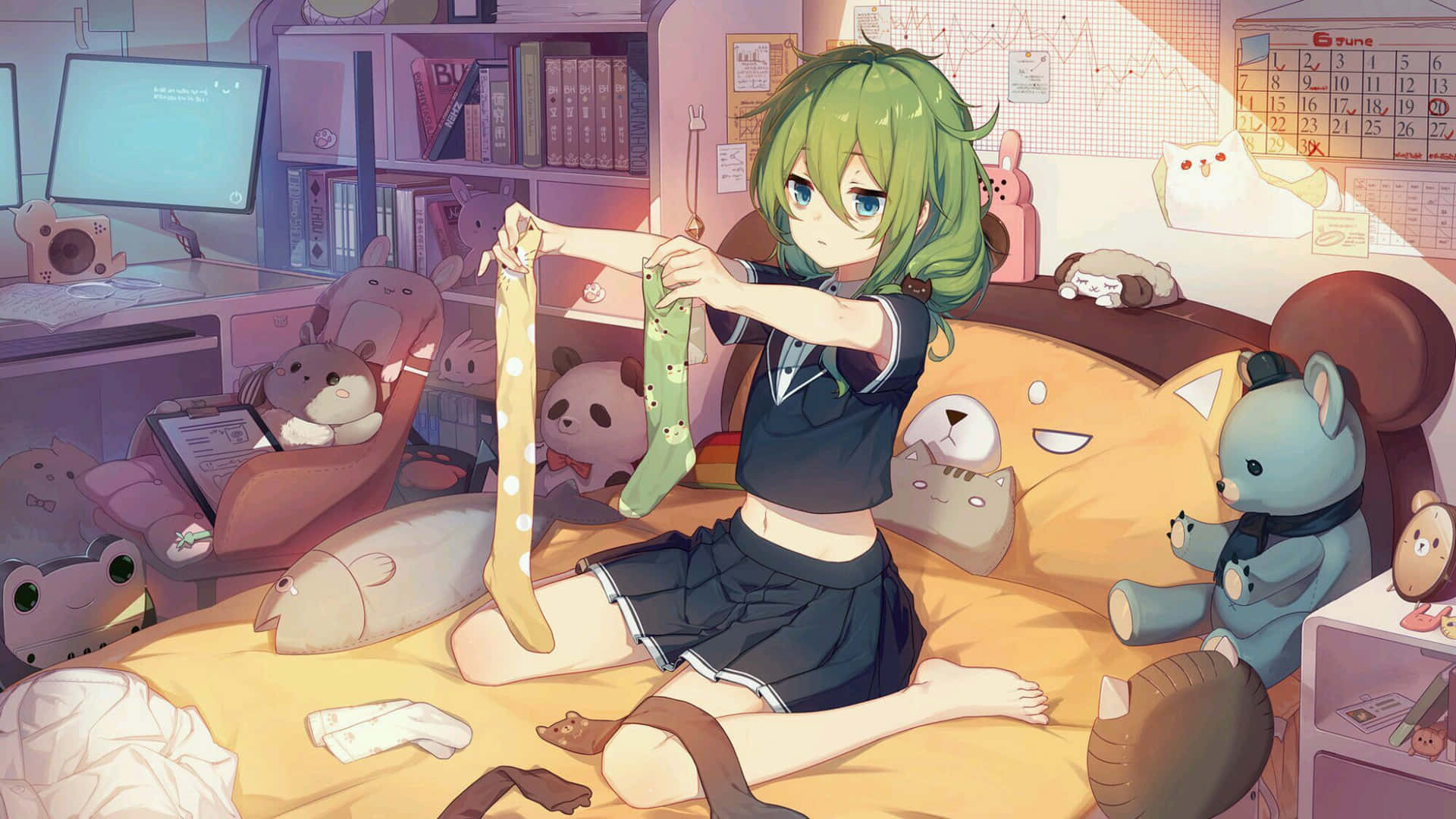 綠色頭髮的動漫女孩穿著校服，在放有毛絨玩具的床上拿著襪子。