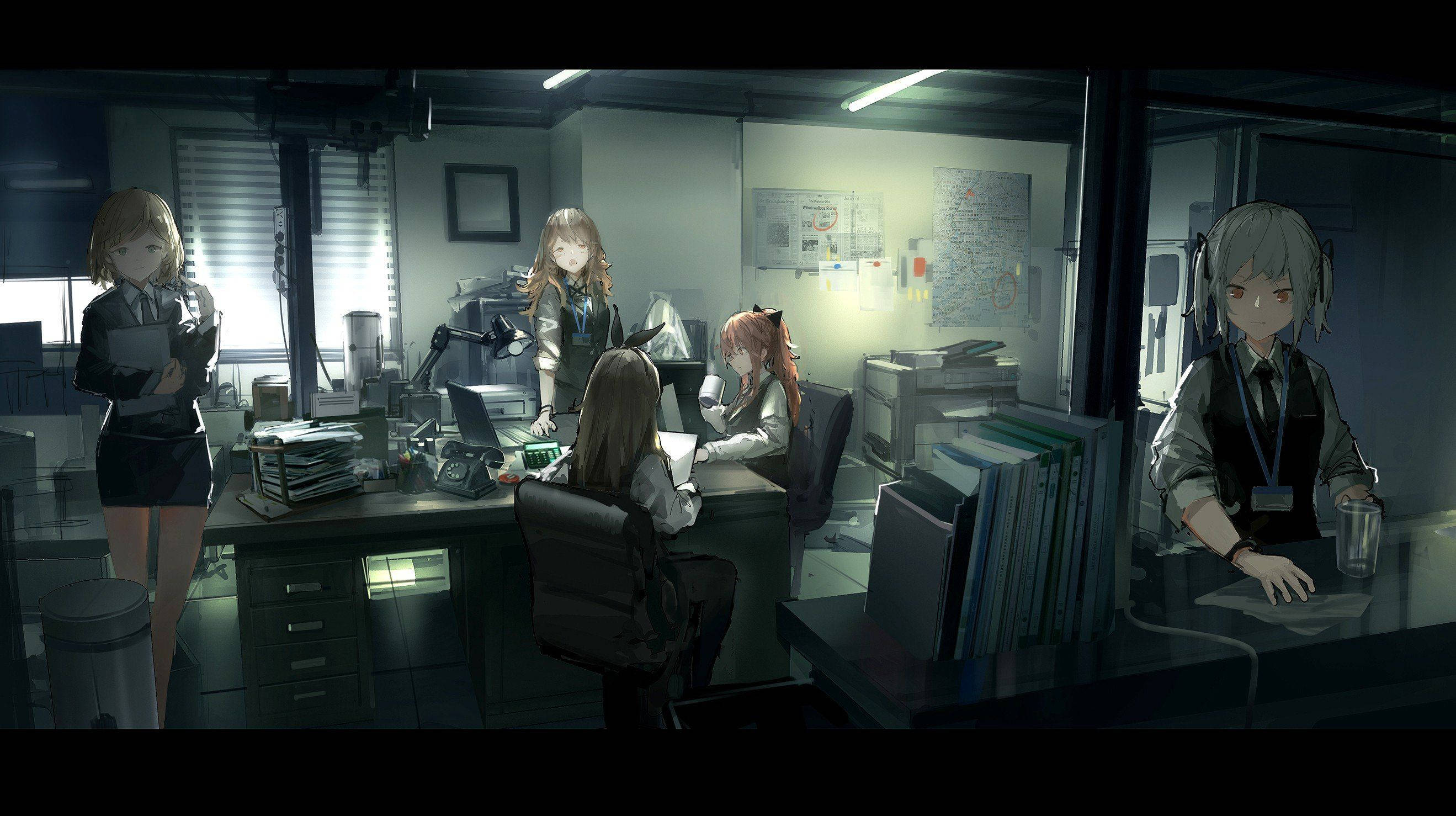 遊戲《少女前線》物流辦公室 壁紙 — 動畫女孩在螢光燈下，於燈光昏暗的辦公室裡，對著發光的螢幕和堆積如山的文件加班工作。