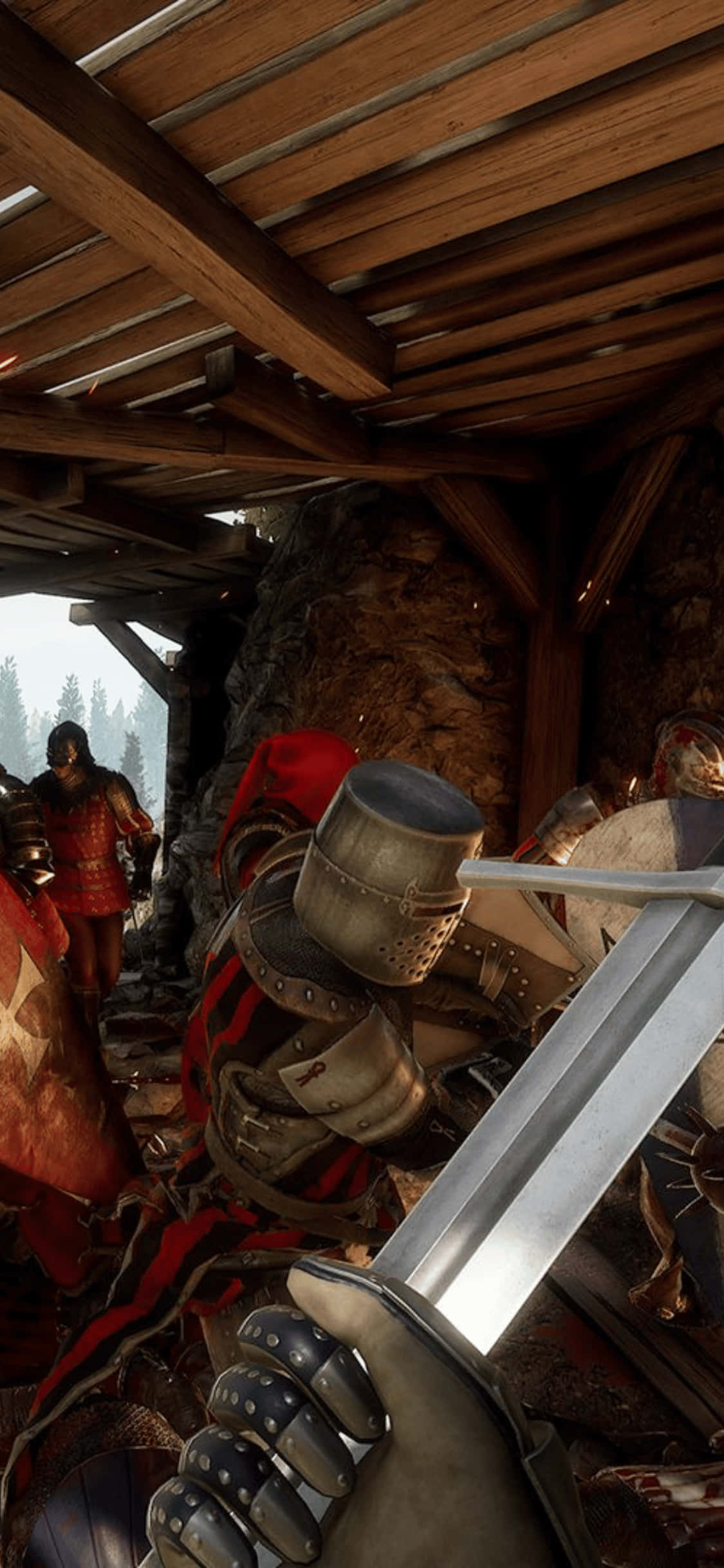 遊戲中戰士 iPhone XS Mordhau 背景 壁紙 — 第一人稱視角，一名身穿盔甲的騎士在簡陋的木製庇護所內手持劍，附近有其他士兵。