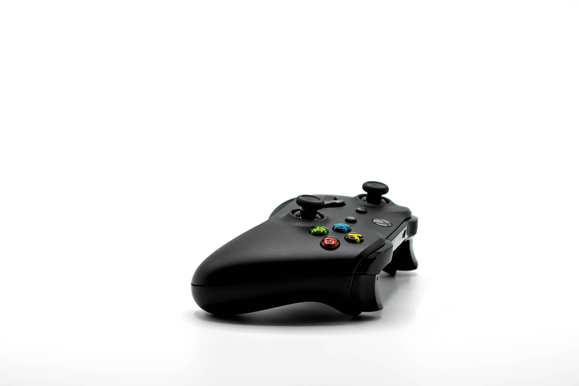 白色背景上的黑色Xbox控制器