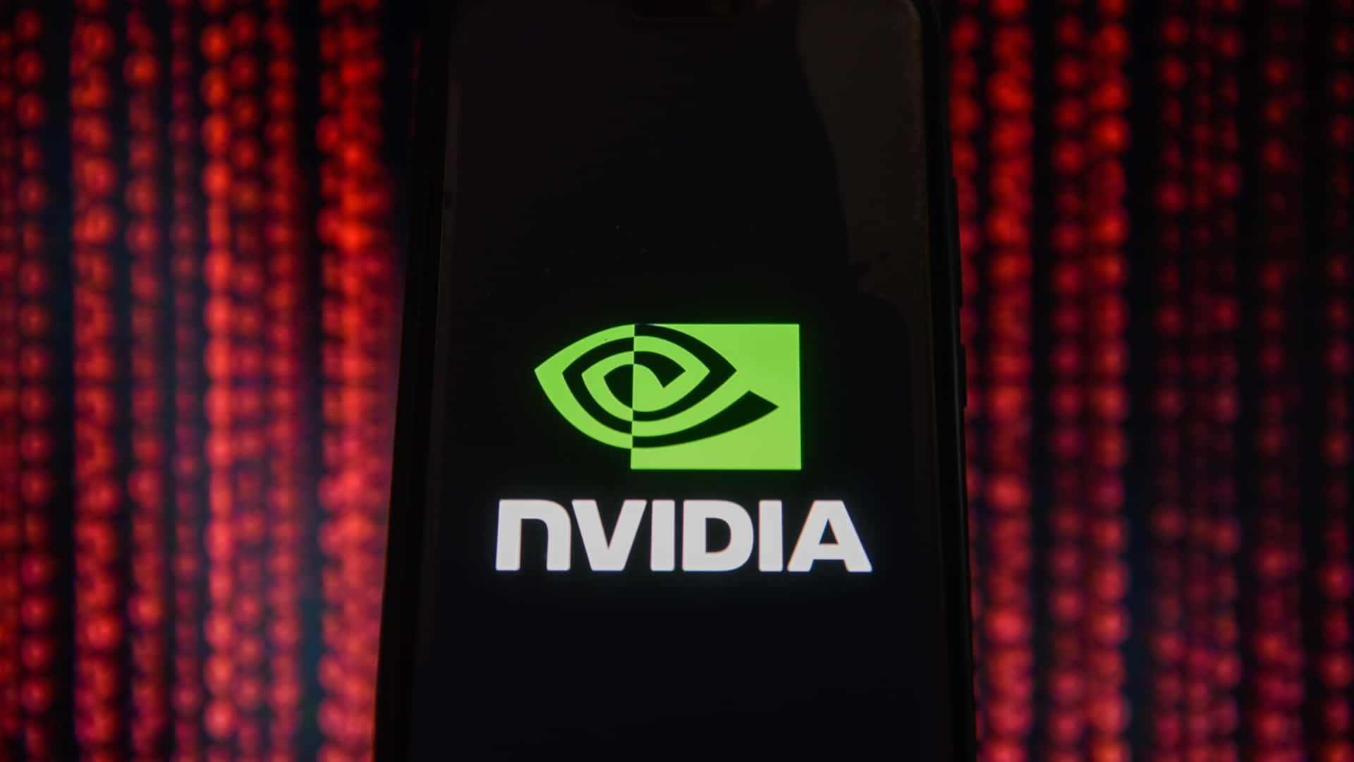 紅色數碼背景的手機屏幕上NVIDIA標誌
