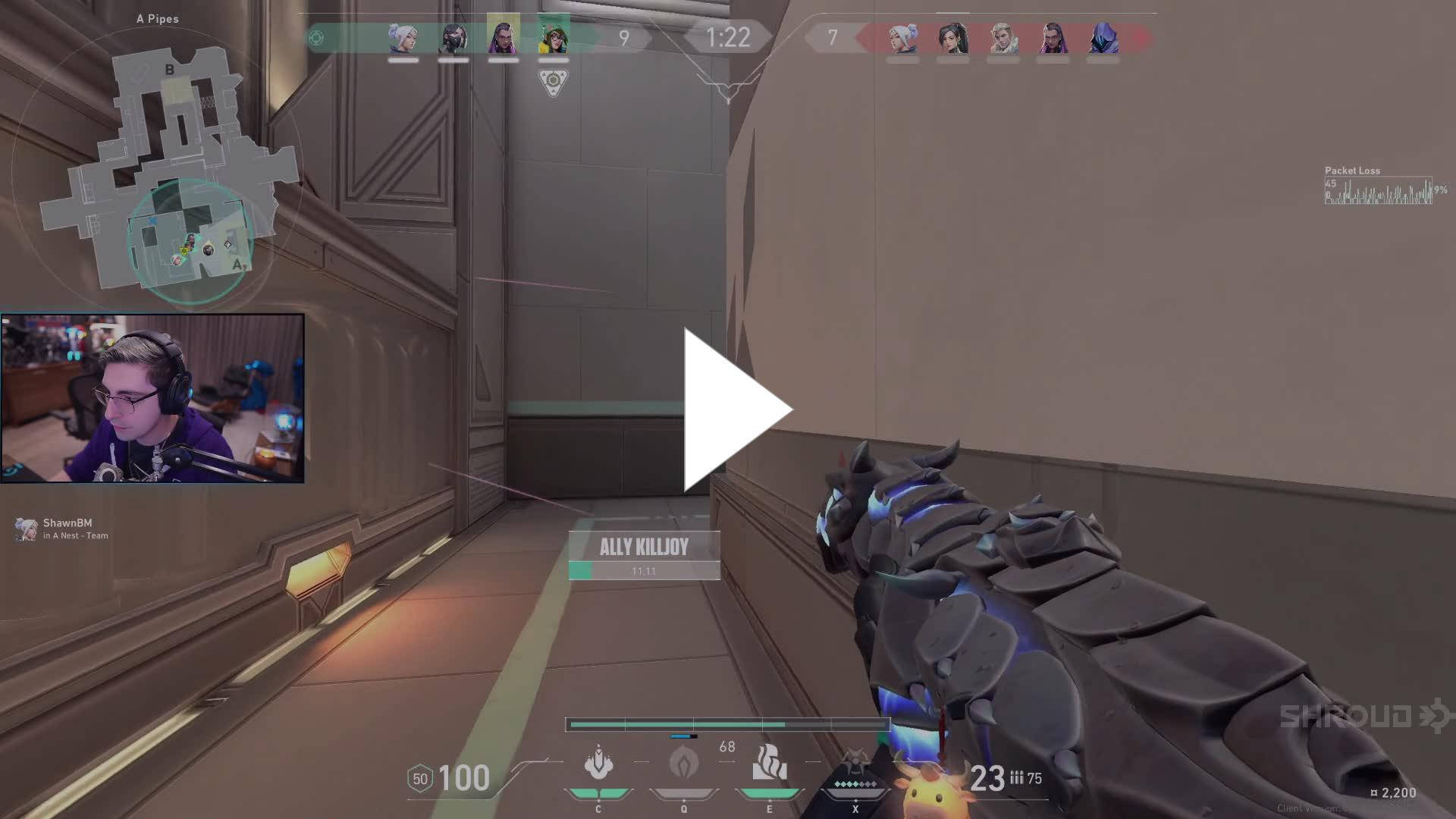 《Overwatch 2》遊戲畫面，顯示玩家在未來主義走廊中手持發光武器。