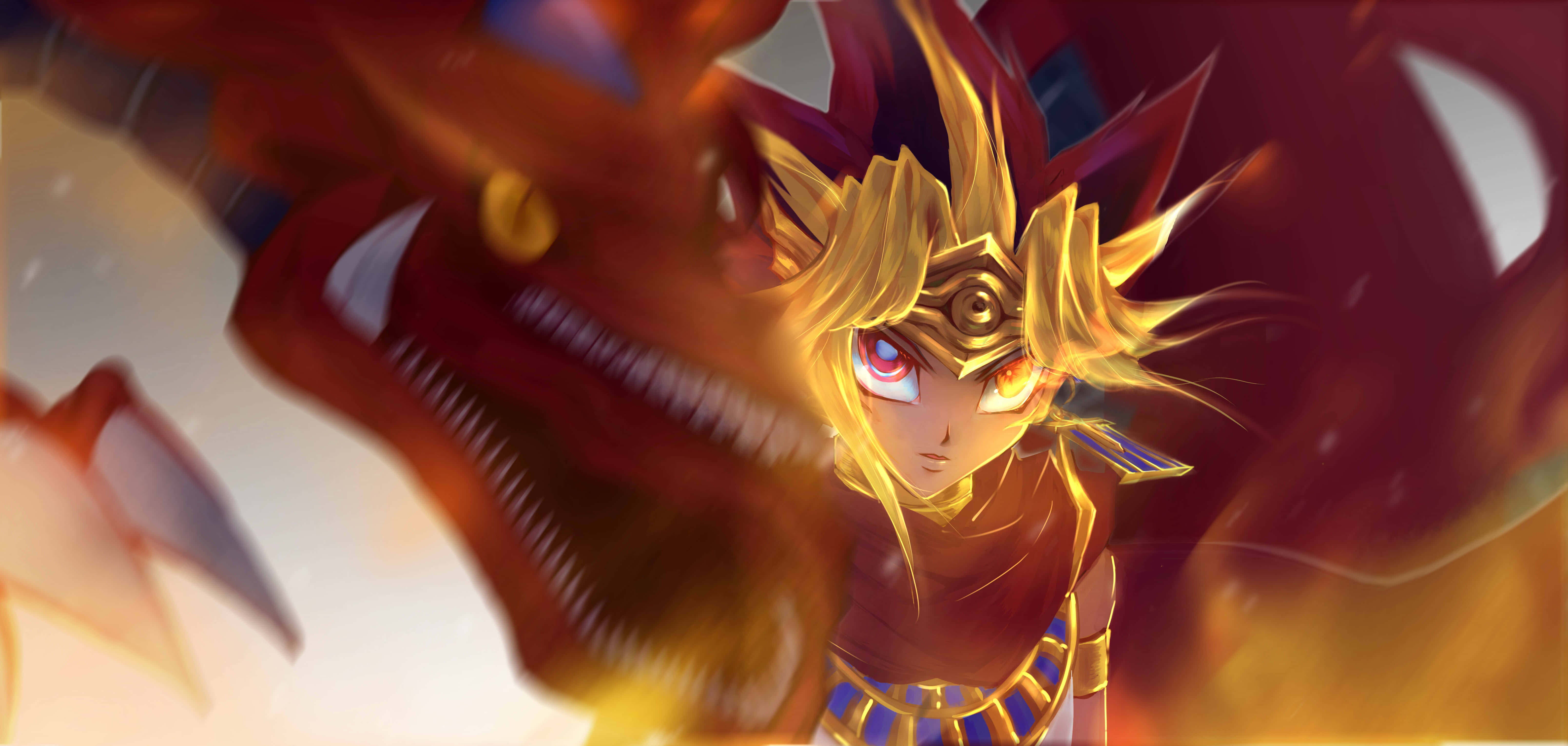 《遊戲王》主角遊戲馬托自信持牌 壁紙 — 一個堅定的動漫角色，金髮紅眼，站在一頭咆哮的紅龍面前，身處熾熱的戰鬥場景中。