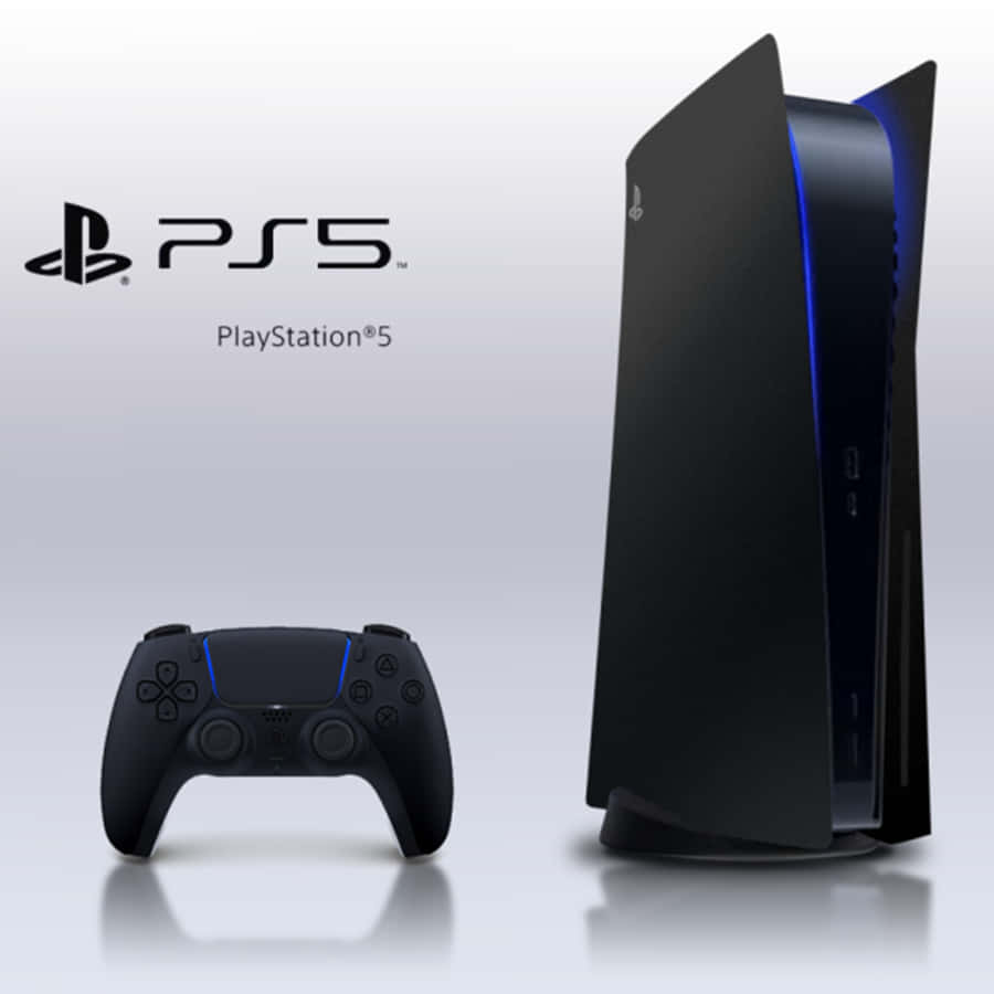 遊戲的未來已至 - 體驗全新索尼 PlayStation 5！ 壁紙 — 黑色PlayStation 5主機及控制器，在純白背景上發出藍色光芒。