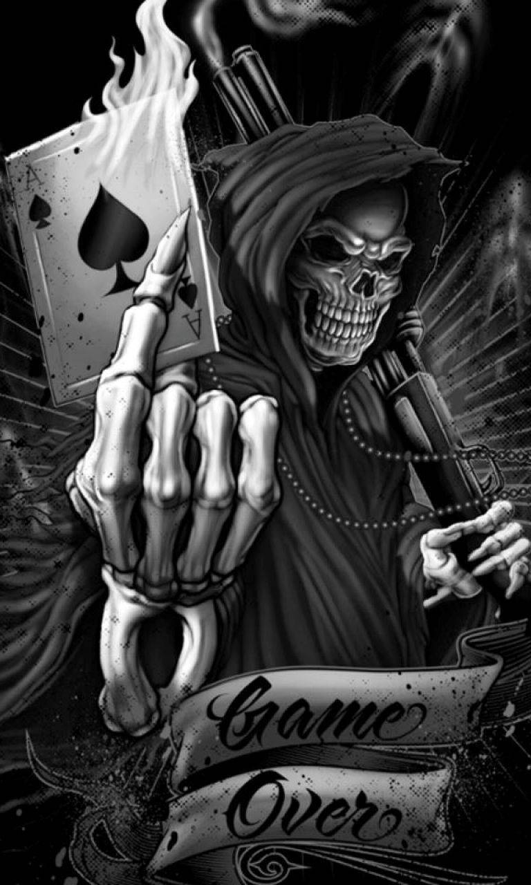 骷髏死神手持燃燒的黑桃A和冒煙的槍，帶有game over橫幅。