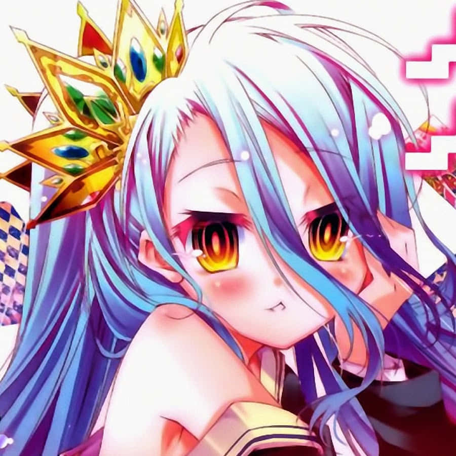 遊戲開始！ 壁紙 — 一個充滿活力的動漫女孩，藍色頭髮和金色眼睛，戴著鑲有寶石的王冠，手托著下巴。