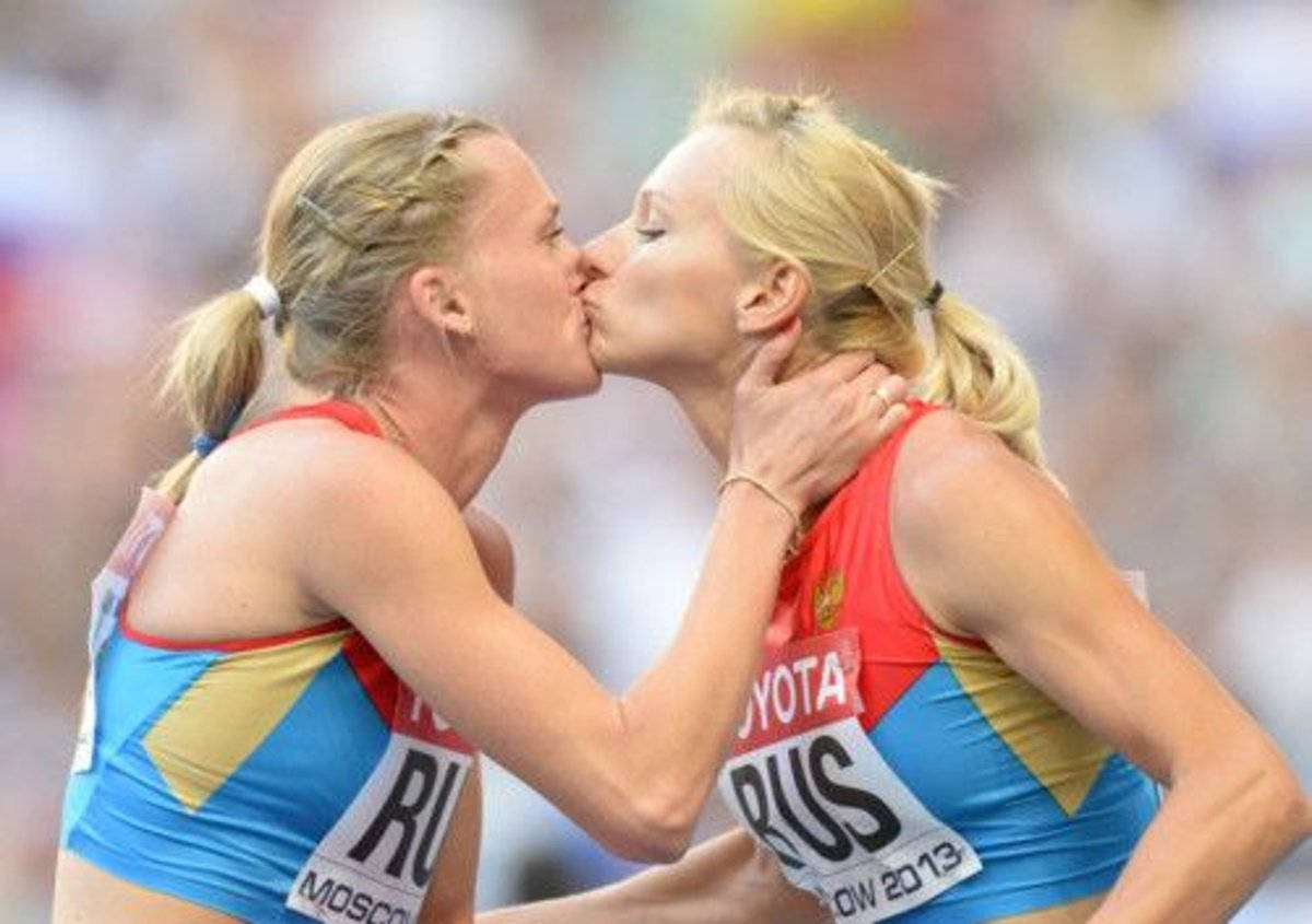 運動員女生親吻 壁紙 — 兩名身穿藍、金、紅色制服嘅俄羅斯女運動員喺2013年莫斯科嘅田徑賽事後熱情接吻。