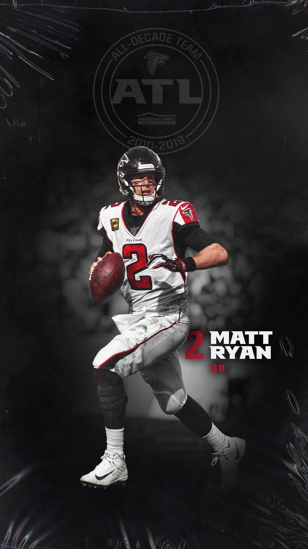Matt Ryan 桌布 壁紙 — 運動員馬特·萊恩身穿亞特蘭大獵鷹隊球衣，在帶有球隊標誌和名稱的黑暗煙霧背景中做出投擲動作。