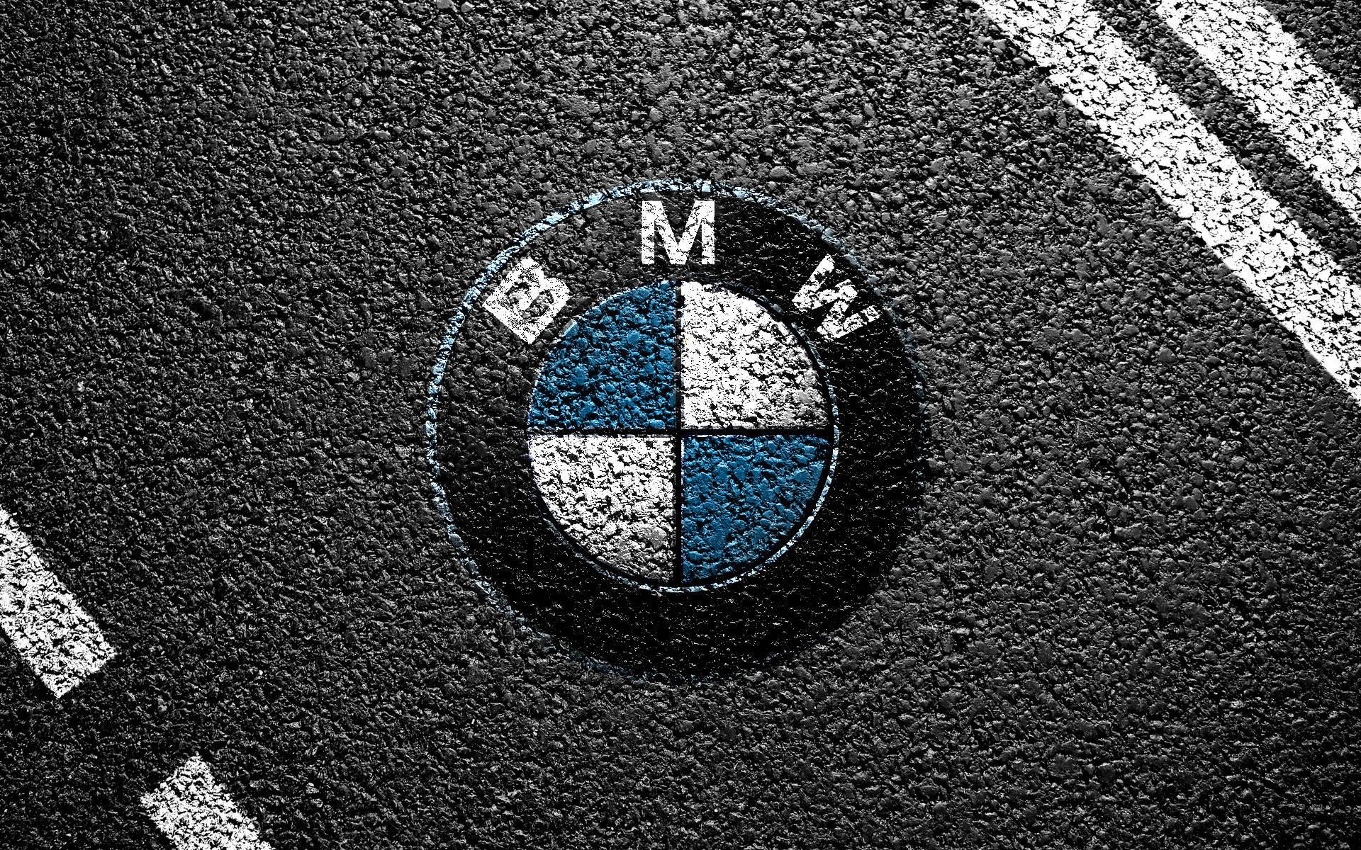 BMW標誌畫在瀝青路上，帶有白色條紋