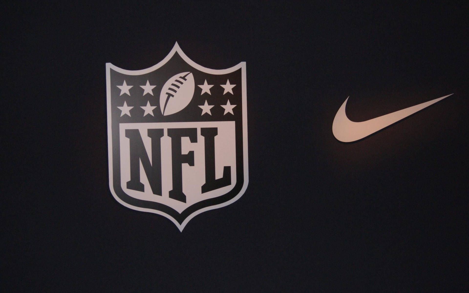 深色布料上的NFL標誌和Nike勾勾。