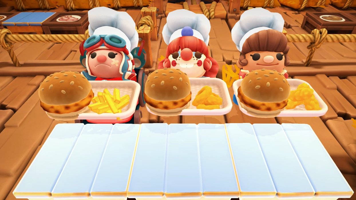 過cooked廚師排隊 壁紙 — 三個戴著廚師帽的卡通廚師在木甲板上用藍色托盤供應漢堡和薯條。